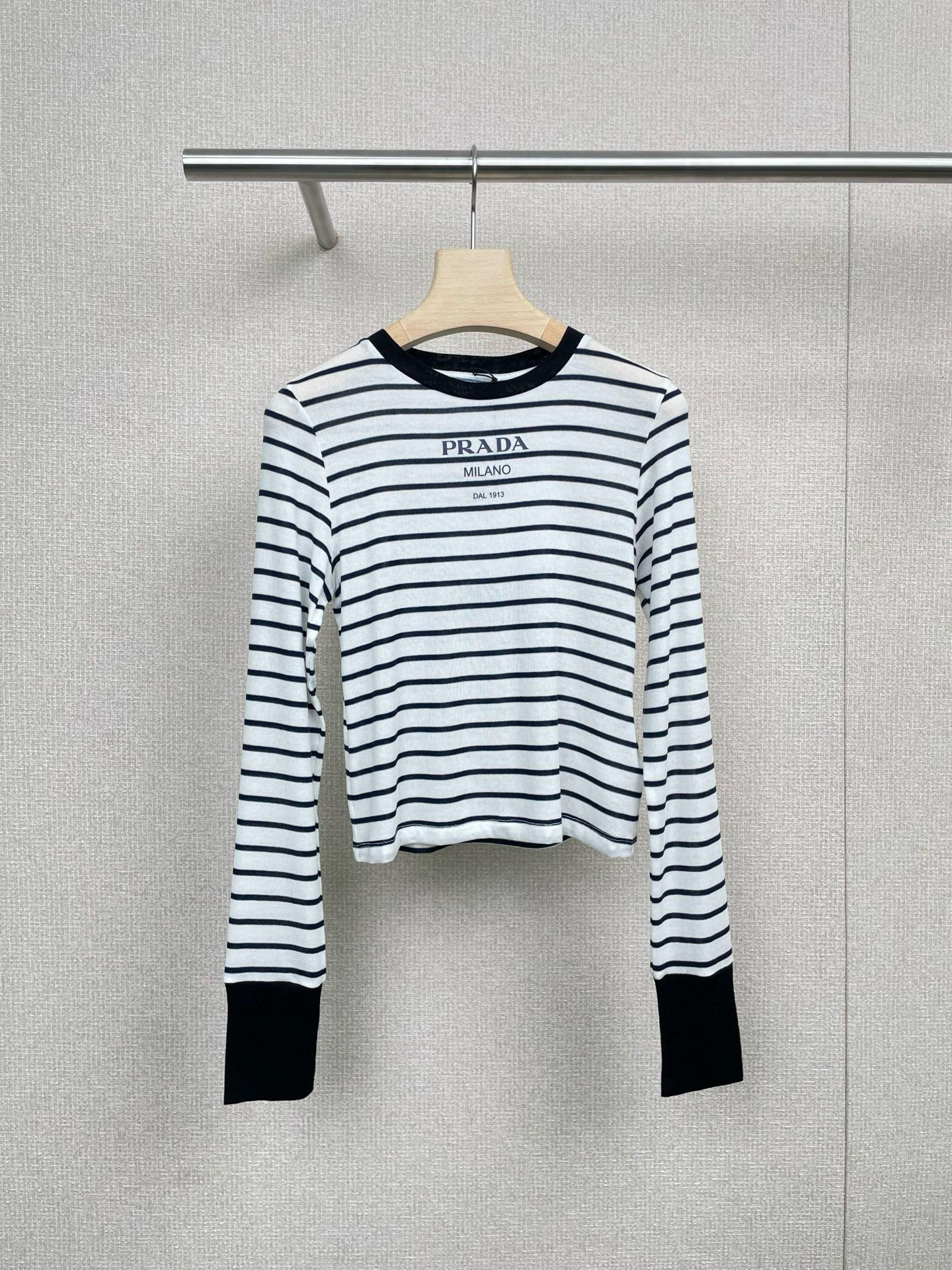 NO:479121,Prada 2025 autumn and winter new striped base shirt with long sleeves, Korean style, early autumn striped T-shirt king style, who knows!  This striped top makes the Korean slack feeling clear. The classic black and white stripes are never wrong. The slim fit style has a lazy atmosphere. The shoulder-deep design hides flesh and is fashionable. It is very good to wear wide-leg pants/jeans. The layered inner wear is also super suitable for early autumn. The fabric is soft and glutinous, and it is very comfortable to wear with close body. The daily match is the Korean drama heroine. When you go out on the street, you will feel the visual effect of the sisters who need to close their eyes in the early autumn. The versatile king missing in the wardrobe is it. SML, prada, jeans, tees, t-shirt, alexander wang19860909Prada2025秋冬新款条纹打底衫长袖,韩里韩气拿捏,早秋条纹T恤王炸款,谁懂啊！这件条纹上衣把韩系松弛感玩明白了,经典黑白条纹永不出错,修身版型自带慵懒氛围,落肩设计藏肉又时髦,搭阔腿裤 / 牛仔裤都很绝,早秋叠穿内搭也超适配,面料软软糯糯,贴身穿巨舒服,日常出街随手一搭就是韩剧女主即视感,早秋刚需姐妹闭眼冲,衣柜里缺的百搭王就是它. 码数SML,,prada,jeans,tees，t-shirt,alexander wang,Women's clothing