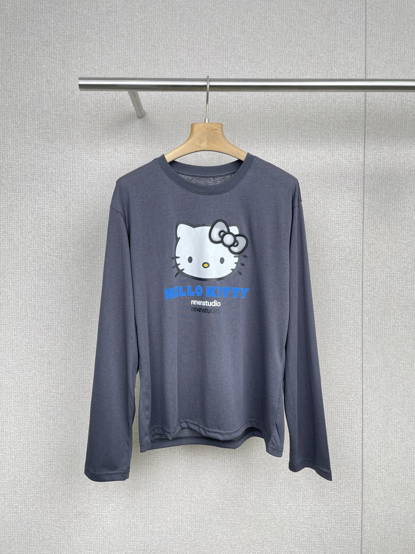 NO:479136,Revan 2025 new fashionable and versatile round neck loose slim cartoon long-sleeved T-shirt, I fell in love with this one at a glance. The color is clean and refreshing, the long-sleeved thin style is sun-proof and comfortable, and the loose style is super friendly to all kinds of figures. It quietly 'hide' the flesh. The round neck is gentle and does not tie the neck. The print adds a lot of points to the whole dress, easily creating a casual and fashionable style, a light and breathable seasonal must-have, both loose and sun-proof, and will give people a relaxed and comfortable feel, huge and slimming, and the color choice is also quite classic. The main tone is suitable for daily wear, and it is often worn, and the lower body can be easily controlled. The thickness is moderate in spring, summer and autumn. The design is simple but not simple. You don’t need to think too much about matching, and you can also go out easily. Gray is often suitable for you who pursue comfort and relaxation.  SML, tees, t-shirt, alexander wang19860909Revan芮范2025新款时尚百搭圆领宽松显瘦卡通图案长袖T恤,一眼爱上这件,颜色干净清爽,长袖薄款设计防晒又舒适,宽松的款式,对各种身材超友好,悄悄把肉肉“藏起来”,圆领温柔不勒脖,印花为整件衣服加分不少,轻松打造休闲时尚风,轻盈透气的换季必备款,又松弛又防晒,会给人一种轻松自在feel,巨巨显瘦,颜色选择也是蛮经典滴,以灰色为主调既适合日常穿着,又fei常佰搭,下身也能轻松驾驭,厚度适中春夏秋三个季节都能穿,设计简约但不简单,无需过多思考搭配,也能做到轻松出门,灰常适合追求舒适与松弛的你哟. 码数SML,,tees，t-shirt,alexander wang,Women's clothing