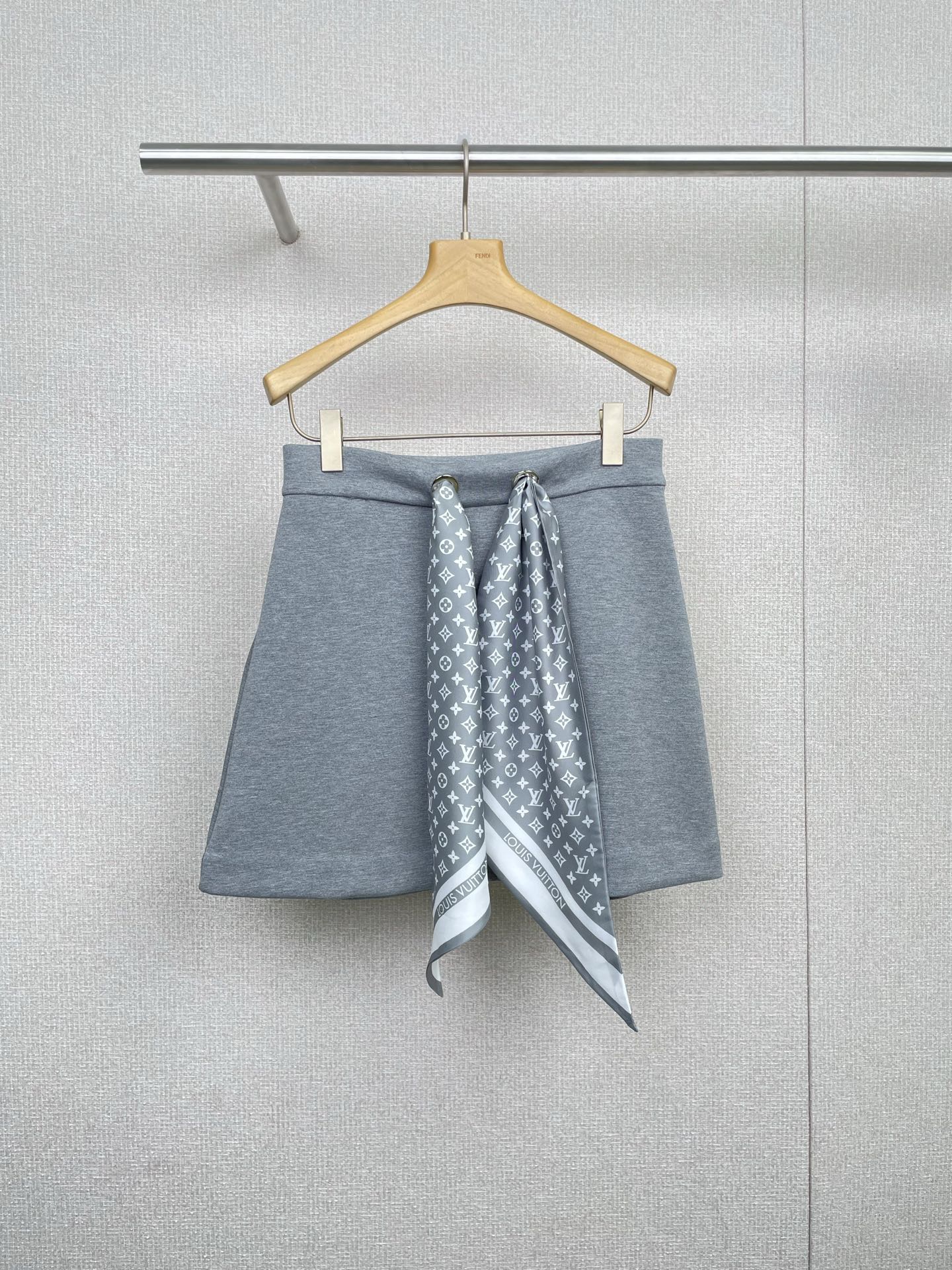 NO:480451,LV2025 autumn new air rice cotton scarf decorative hooded sweatshirt short skirt suit, sweatshirt + skirt combination is so easy to wear, who knows!  The sweatshirt + skirt I wore today, I was chased by my sisters and asked. The light gray hooded sweatshirt is loose and soft, and it feels very relaxed when putting on it. It is paired with a skirt of the same color, neat and long legs. A polka dot scarf is stuffed into the waist, and the small details are full. Go downstairs to pick up express delivery, go shopping and drink coffee. It is comfortable and beautiful to wear it. It is a good idea to wear it in early autumn. I don’t know how to wear it. Wearing it in a set is a good choice. The skill of simplifying the complex can not only allow us to interpret a variety of charms, but also makes you look very noble and elegant. SML SML half,,louis vuitton,hoodie,sweatshirts,skirts,hats,alexander wang19860909LV2025秋季新款空气米棉丝巾装饰连帽卫衣短裙套装,卫衣+半裙这组合也太好穿了吧,谁懂啊！今天随手搭的卫衣+半裙,被姐妹追着问,浅灰色连帽卫衣,宽松又软乎乎,套上就很有松弛感,配同色半裙,利落又显腿长,往腰里塞条波点丝巾,小细节拉满,下楼取快递、逛街喝咖啡,怎么穿都舒服又好看,主打一个毫不费力变时髦,早秋这么穿稳赢好嘛,不知道怎么穿的时候,成套穿就是很好的选择方式,化繁为简的功力非但能让我们演绎多种魅力,还能让你看起来就很显贵很大气. 码数SML 半,,louis vuitton,hoodie,sweatshirts,skirts,hats,alexander wang,Women's clothing