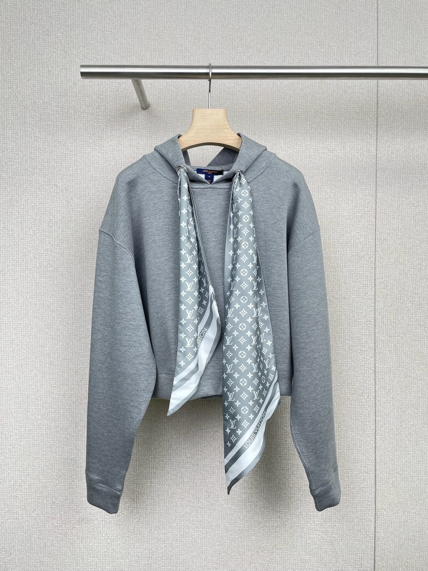 NO:480439,LV2025 autumn new air rice cotton scarf decorative hooded sweatshirt short skirt suit, sweatshirt + skirt combination is so easy to wear, who knows!  The sweatshirt + skirt I wore today, I was chased by my sisters and asked. The light gray hooded sweatshirt is loose and soft, and it feels very relaxed when putting on it. It is paired with a skirt of the same color, neat and long legs. A polka dot scarf is stuffed into the waist, and the small details are full. Go downstairs to pick up express delivery, go shopping and drink coffee. It is comfortable and beautiful to wear it. It is a good idea to wear it effortlessly. It is better to win in early autumn. I don’t know how to wear it. Wearing it in a set is a good choice. The skill of simplifying the complex can not only allow us to interpret a variety of charms, but also makes you look very noble and elegant. SML tops, louis vuitton, hoodie, sweatshirts, skirts, hats, alexander wang19860909LV2025秋季新款空气米棉丝巾装饰连帽卫衣短裙套装,卫衣+半裙这组合也太好穿了吧,谁懂啊！今天随手搭的卫衣+半裙,被姐妹追着问,浅灰色连帽卫衣,宽松又软乎乎,套上就很有松弛感,配同色半裙,利落又显腿长,往腰里塞条波点丝巾,小细节拉满,下楼取快递、逛街喝咖啡,怎么穿都舒服又好看,主打一个毫不费力变时髦,早秋这么穿稳赢好嘛,不知道怎么穿的时候,成套穿就是很好的选择方式,化繁为简的功力非但能让我们演绎多种魅力,还能让你看起来就很显贵很大气. 码数SML 上衣,,louis vuitton,hoodie,sweatshirts,skirts,hats,alexander wang,Women's clothing