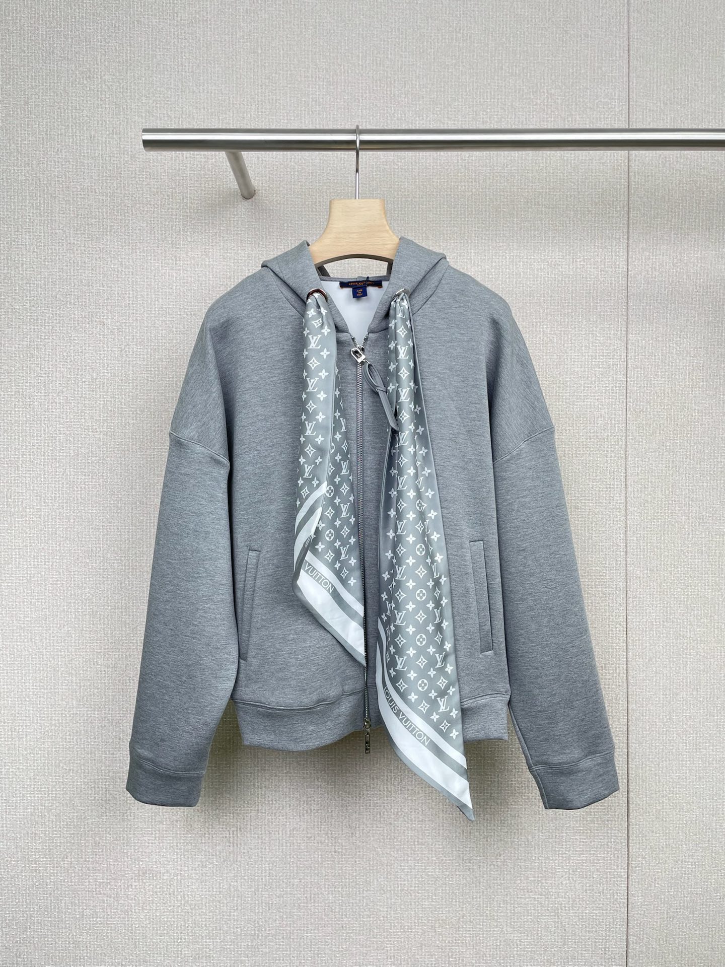 NO:480396,LV2025 autumn new air cotton zipper hooded sweatshirt, autumn is getting stronger, it is time to add a little 'college style' sweetness to your wardrobe. This hooded sweatshirt jacket is simply a magic weapon to reduce age. When you go back to your youth campus in seconds, you will be attracted by its fresh color scheme at a glance. The gentle volcanic gray color is like a touch of gentle sunshine in autumn. The loose style hides the flesh and makes you look slim. Whether it is paired with a pleated skirt or jeans, you can easily control it. It is full of fashion. When you wear a hat, who is not a cute school girl?  The small silk scarf embellishments in the details are exquisite and unique, which makes people unforgettable at a glance, and are super versatile. From early autumn to late autumn, one piece can handle all daily looks, and put on it in the morning and evening, warmth and fashion coexist. Come and embrace this tenderness and vitality of autumn. SML,, louis vuitton, hoodie, sweatshirts, skirts, jeans, jackets & coats, hats, alexander wang19860909LV2025秋季新款空气棉拉链连帽卫衣,秋意渐浓,是时候给你的衣橱添点“学院风”甜度啦,这款连帽卫衣外套,简直是减龄神器,穿上秒回青春校园时光,一眼就被它的清新配色吸引,温柔的火山灰色系,仿佛秋日里的一抹温柔阳光,宽松版型藏肉又显瘦,无论是搭配百褶裙还是牛仔裤,都能轻松驾驭,洋气十足,帽子一戴,谁还不是个可爱的学妹呢？细节处的小丝巾点缀,精致又不失个性,让人一眼难忘,而且超级百搭,从初秋到深秋,一件搞定所有日常look,早晚微凉披上它,温暖与时尚并存,快来拥抱这份属于秋天的温柔与活力吧. 码数SML,,louis vuitton,hoodie,sweatshirts,skirts,jeans,jackets & coats,hats,alexander wang,Women's clothing