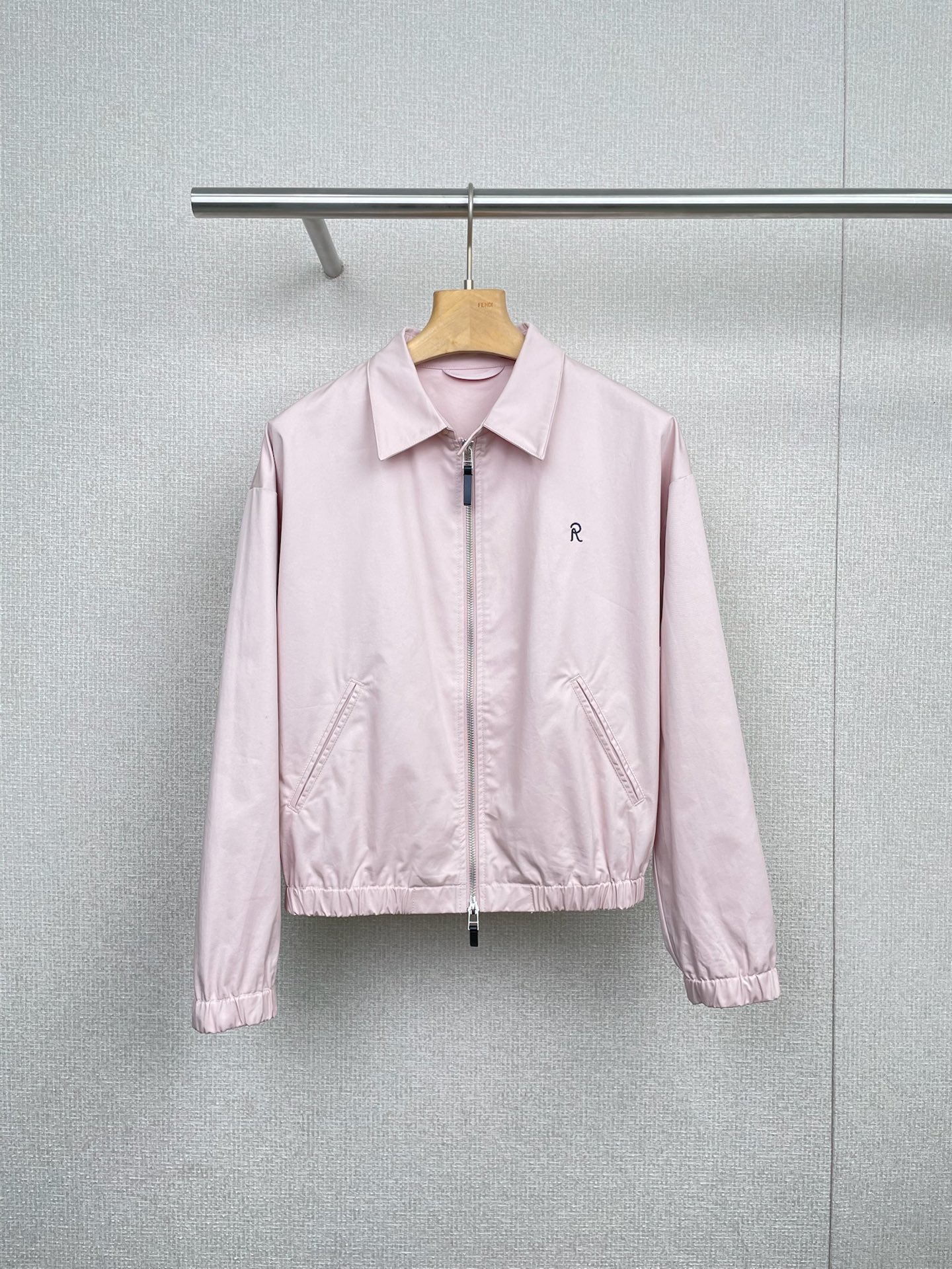 NO:480394,RARELY  ALIKE 2025 autumn new waist-retractable and easy-to-wear jacket is a perfect fusion of street and functional aesthetics, demonstrating the fearless and restrained personality attitude. It is unveiled in a tough and crisp style, with neat and crisp lines and wide and powerful shoulder lines, giving the wearer a full aura. The stand-up collar design is the finishing touch, not only windproof and warm, but also inadvertently showing a neat and courageous temperament, like building a solid barrier in the hustle and bustle city. The material is made of thick and wear-resistant fabrics, which can withstand the test of time and environment. Whether it is shuttled through the bustling city streets or rushing to explore outdoors, it is all  It can be easily dealt with. The metal zippers and embroidered logo on the clothes are full of texture, and the opening and closing sounds are crisp, showing the toughness and toughness of the industrial style. The pocket design is full of work style. You can place daily objects at will, which also adds layering and functionality to the overall look. In terms of outfits, it is extremely adaptable. It is paired with a simple solid color T-shirt inside, and the lower body is paired with work pants and Martin boots. It is a cool street fashion outfit. It is paired with a hooded sweatshirt and tying sweatpants, and can create a different spark of sports and leisure, easily meeting the needs of different occasions, and has become a must-have item for those who pursue personality and practicality.  SML, boots, hoodie, sweatshirts, jackets & coats, tees, t-shirt, hats, alexander wang19860909RARELY ALIKE2025秋季新款可收腰轻松工装夹克,是街头与机能美学的完美融合,彰显着无畏束缚的个性态度,它以硬朗挺括的版型亮相,线条利落干脆,肩线宽阔有力,赋予穿着者十足的气场,翻立领设计是点睛之笔,不仅防风保暖,更在不经意间展现出利落果敢的气质,像在喧嚣都市中筑起一道坚实壁垒,材质选用厚实耐磨的面料,经得起时间与环境的考验,无论是穿梭在熙攘的城市街道,还是奔赴户外探索,都能轻松应对,衣服上的金属拉链与刺绣logo,质感十足,开合间清脆作响,彰显着工业风的硬朗与坚韧,口袋设计工装风满满,可随手放置日常小物,也为整体增添了层次感与功能性,在穿搭上,它适配度极高,内搭简约纯色T恤,下身搭配工装裤与马丁靴是酷飒的街头潮流装扮,配上连帽卫衣和束脚运动裤,又能碰撞出运动休闲的别样火花,轻松满足不同场合的穿着需求,成为追求个性与实用者的衣橱必备单品. 码数SML,,boots,hoodie,sweatshirts,jackets & coats,tees，t-shirt,hats,alexander wang,Women's clothing