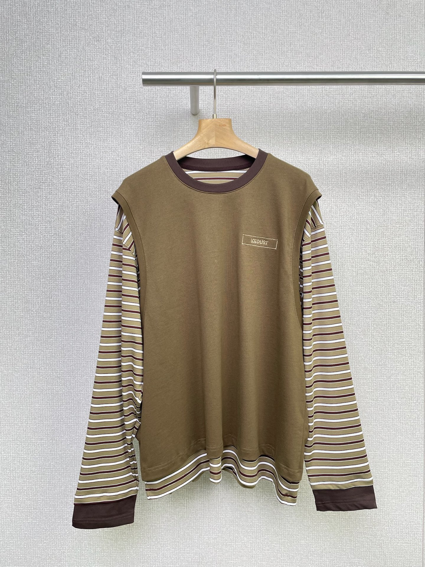 NO:480410,ICE DUST designer brand fake two-piece vest long-sleeved T-shirt, how can you miss this treasure top in spring and autumn outfit? The fake two-piece design is super scheming, the vest splicing striped long-sleeved, the layering is full, the round neck is simple and easy to match, the chest is large logo embroidered, literary and eye-catching, the contrasting color splicing is fashionable to fly, whether it is casual style with jeans or a gentle skirt, it can be easily controlled. The spring and autumn single wear and inner outfit are excellent, whoever wears the good looks series, sisters close their eyes and watch. SML, skirts, jeans, tees, t-shirt, alexander wang19860909ICE DUST设计师品牌假两件背心长袖T恤,春秋穿搭怎么能少了这件宝藏上衣,假两件设计超心机,背心拼接条纹长袖,层次感拉满,圆领简约又好搭,胸口大logo刺绣,文艺又吸睛,撞色拼接时髦到飞起,不管是配牛仔裤走休闲风,还是搭半裙走温柔路线,都能轻松拿捏,春秋单穿、内搭都绝绝子,谁穿谁好看系列,姐妹们闭眼冲. 码数SML,,skirts,jeans,tees，t-shirt,alexander wang,Women's clothing