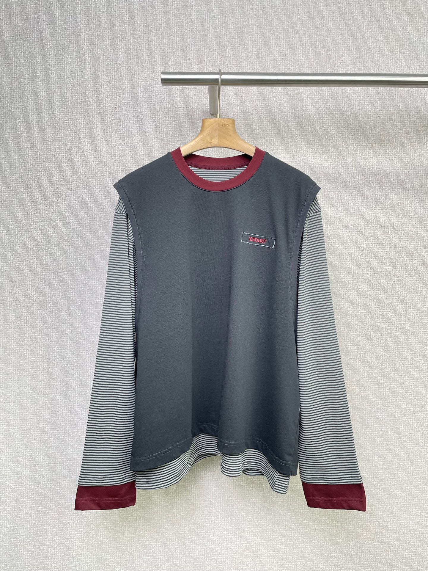 NO:480426,ICE DUST designer brand fake two-piece vest long-sleeved T-shirt, how can you miss this treasure top in spring and autumn outfit? The fake two-piece design is super scheming, the vest splicing striped long-sleeved, the layering feels full, the round neck is simple and easy to match, the chest embroidery is literary and eye-catching, the contrasting color splicing is fashionable to fly, whether it is casual style with jeans or a gentle skirt, it can be easily controlled. The spring and autumn single wear and inner outfit are absolutely unique, whoever wears the good-looking series, sisters close their eyes and watch. SML, skirts, jeans, tees, t-shirt, alexander wang19860909ICE DUST设计师品牌假两件背心长袖T恤,春秋穿搭怎么能少了这件宝藏上衣,假两件设计超心机,背心拼接条纹长袖,层次感拉满,圆领简约又好搭,胸口大logo刺绣,文艺又吸睛,撞色拼接时髦到飞起,不管是配牛仔裤走休闲风,还是搭半裙走温柔路线,都能轻松拿捏,春秋单穿、内搭都绝绝子,谁穿谁好看系列,姐妹们闭眼冲. 码数SML,,skirts,jeans,tees，t-shirt,alexander wang,Women's clothing