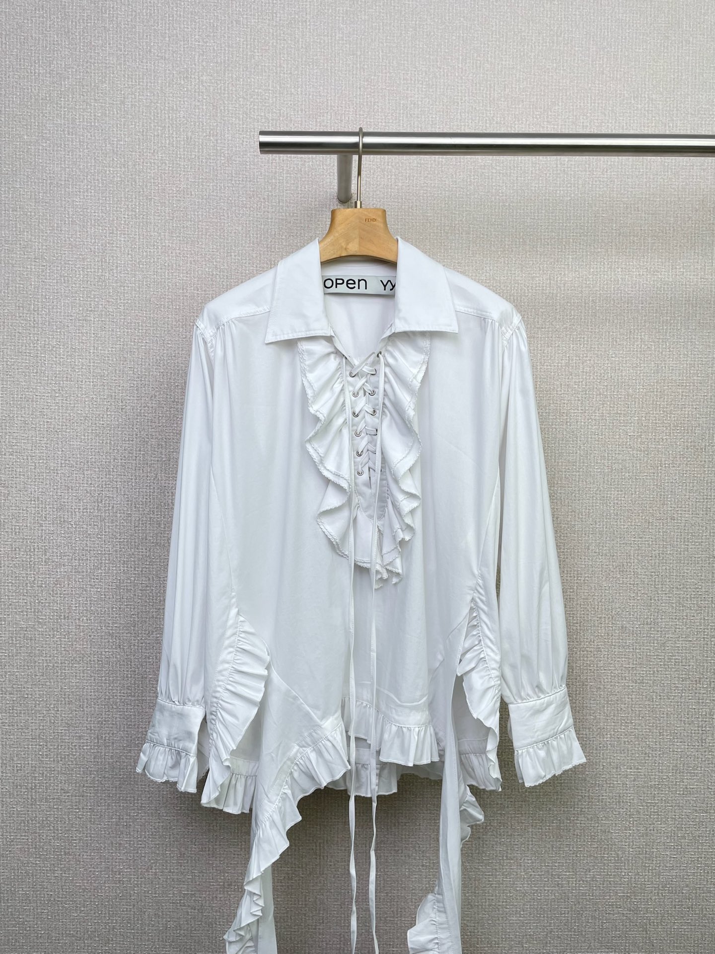 NO:480441,OpenYY2025 ruffle strap long-sleeved shirt, healing autumn sensory shirt, natural texture fabric woven to make it cool, the collar + ruffle on both sides, leisurely and harmonious, is the perfect sense of exquisiteness. When worn, say goodbye to monotony and hide sweetness and elegance into the folds of the neckline!  The fabric is light and soft, and it is comfortable to wear close to the body so that it doesn't want to take off. It has a full draping feeling, which can cleverly modify the body shape, visually making it look slim, and casually match it is lazy and relaxed. The niche design does not match the style, and it stands out easily among the crowd. Whether it is a casual and daily style with jeans or a skirt to create a gentle and famous style, it can be perfectly integrated. SML, skirts, jeans, shirts, alexander wang19860909OpenYY2025荷叶边绑带长袖衬衫,疗愈秋日感官衬衫,天然质感面料织就清凉,领口＋两侧荷叶边,悠然自洽中暗藏精致,是那种恰到好处的精致感.穿上瞬间告别单调,把甜美和优雅都藏进领口的褶皱里！面料轻盈柔软,贴身穿舒服到不想脱.垂坠感十足,能巧妙修饰身形,视觉上狠狠显瘦,随便一搭就是慵懒松弛范.小众设计不撞款,在人群中轻松脱颖而出,不管是搭牛仔裤打造休闲日常风,还是配半身裙营造温柔名媛风,它都能完美融入. 码数SML,,skirts,jeans,shirts,alexander wang,Women's clothing