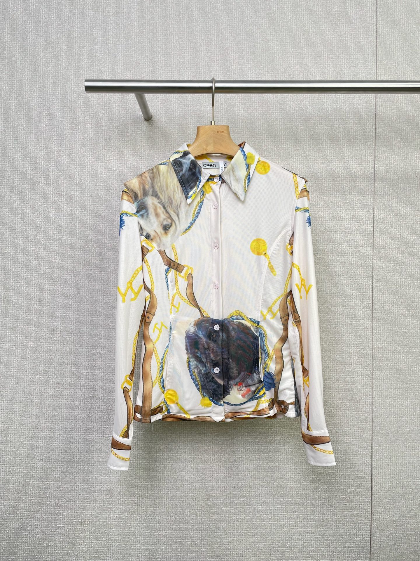 NO:480453,Open YY 25 new mesh pet club printed loose long-sleeved shirt, autumn retro printed shirt, encounter French lazy time, blended texture, hand-painted retro florals, matte texture with oil painting-like overprinting techniques, niche design mesh material, rollable sleeve length, breathable mesh design, also light in midsummer, micro-slim cut and slim flesh, curved clothes are casual, paired with jean hot pants or linen wide-leg pants, wear the romance of the South Fa Manor on your body between a picnic lawn and a seaside cafe. SML, Shirts, alexander wang19860909Open YY 25新款网眼宠物俱乐部印花宽松长袖衬衫,秋日复古印花衬衫·邂逅法式慵懒时光,混纺的肌理间,晕染着手绘感的复古碎花,以油画般的叠印技法呈现雾面哑光质感,小众设计感的网眼材质,可卷挽的袖长,透气网眼设计,盛夏穿着亦显轻盈,微修身剪裁藏肉显瘦,弧形衣摆自带随性感,配牛仔热裤或亚麻阔腿裤,在野餐草坪与海边咖啡馆间,把南法庄园的浪漫穿在身上. 码数SML,,shirts,alexander wang,Women's clothing