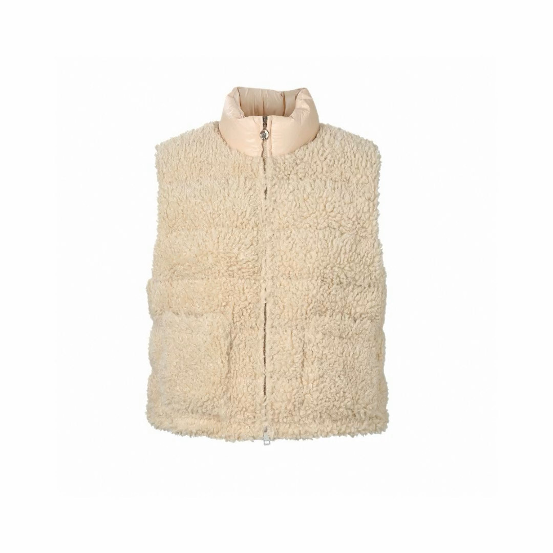 NO:480463,With dust bag MONCLER Teddy down vest Fabric selection The neckline, back and lining are made of nylon fiber. The high-density weaving process reaches 180 yarns per inch, effectively locking down from the physical structure. The soft surface feels, improves the comfort of wearing. The natural tear resistance of nylon fiber can withstand violent friction and extend its service life. The outer layer The outer layer is Teddy down fabric, with a fluffy surface and a soft touch, providing a warm visual and warm wear effect. High-quality filler 90 white duck down is selected, with a fluffy degree of 650+FP to ensure excellent warmth performance. After strict screening and processing, the velvet is not easy to run away, ensuring durability. Fluff treatment Use negative pressure adsorption and combing to make the flow direction of Teddy down uniform, and cut in the same direction of the fleece to prevent the appearance of yin and yang surfaces after splicing. Process  When sewing the link velvet piece and the main part, use a round pin to push the velvet instead of pricking to reduce Teddy's suede damage. Compare accessories to custom badges, compare zipper heads, compare air eyes, etc. SIZE: SML,, down jacket, alexander wang19860909配防尘袋MONCLER泰迪绒羽绒马甲 面料选择 领口、后背和里衬均选用锦纶纤维打造的面料.通过高密编织工艺每英寸达180根纱线,从物理结构上有效锁住羽绒.表面柔软的触感,提升穿着舒适度.锦纶纤维天然的抗撕裂特性,能承受剧烈摩擦,延长使用寿命. 外层 外部选用泰迪绒面料,表面蓬松,触感柔软,提供温暖视觉、穿着保暖的效果. 高品质填充物 选用90白鸭绒,蓬松度达650+FP,确保保暖性能卓越.绒子经过严格筛选与处理之后,不易跑绒,保证了耐用性. 绒毛处理 使用负压吸附梳理使泰迪绒毛流方向统一,按绒毛倒向同一方向裁剪,防止拼接后出现阴阳面. 工艺 缝制链接绒毛片与主体部分时,选用圆头针推开绒毛而非刺断,减少泰迪绒面损伤. 辅料一比一定制徽章  一比一定制拉链头  一比一定制气眼等 SIZE: SML,,down jacket,alexander wang,Women's clothing