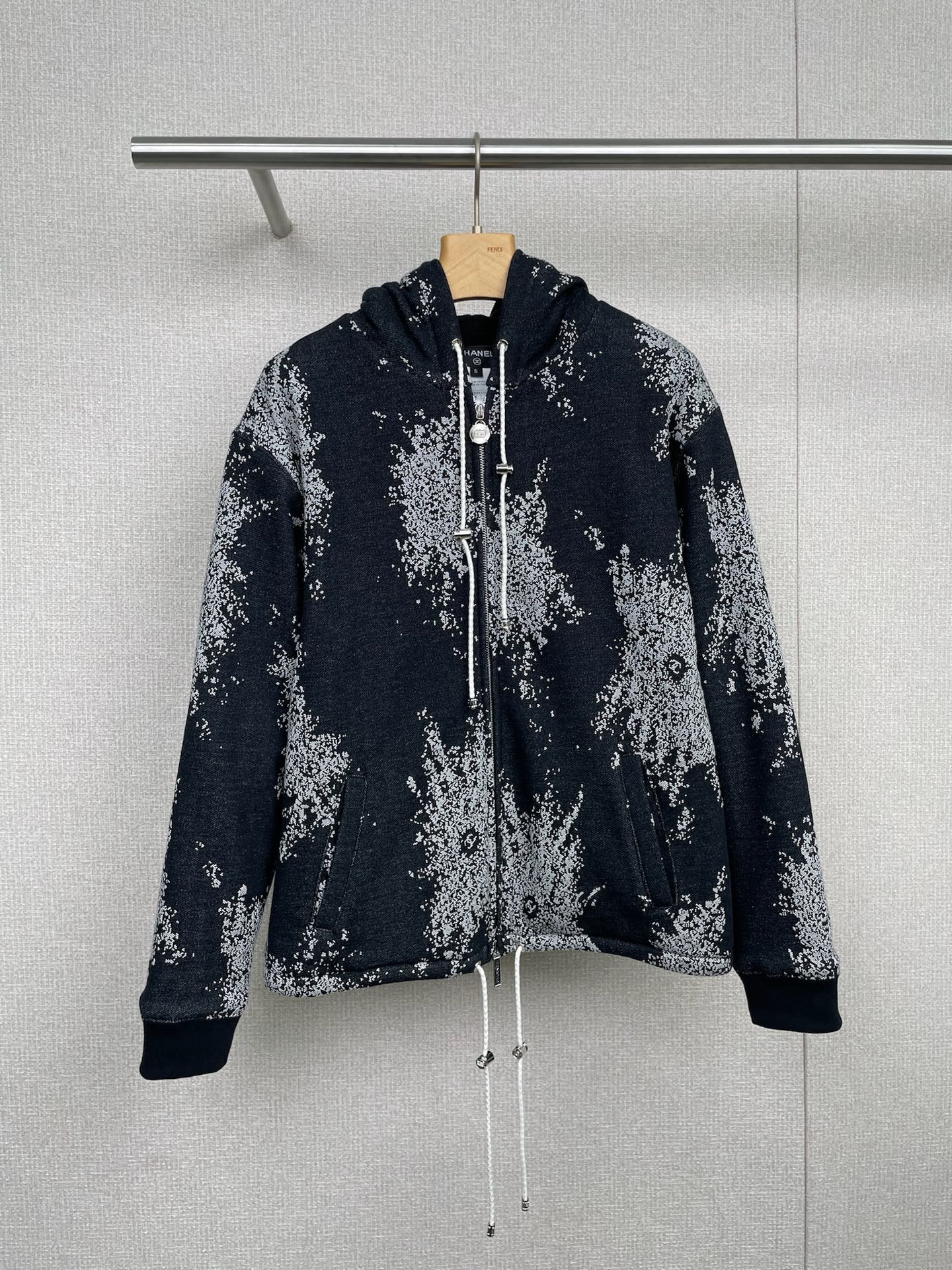 NO:483742,Chanel autumn and winter new jacquard hooded jacket, custom jacquard pure cotton plus velvet sweatshirt fabric, the fabric of this sweatshirt is simply amazing. The customized jacquard pure cotton material is soft and skin-friendly to the touch, and it is also fleece inside. It is not afraid of cold when worn in winter. The temperament hooded short pendant decoration, hooded design, super age-reducing and fashionable. There are exquisite pendant decorations on the hat, which sways when walking, which is simply the standard for a fairy. The fabric adopts a composite process and consists of three layers of inner, middle and outer structures. The middle layer is filled with strong fluffy and elasticity.  Filling yarn to form a static composite air layer to keep warm and breathable. The fabric is crisp and three-dimensional, just like a space suit, the upper body of the garment is full and three-dimensional. The fabric is woven from customized cotton fibers, which can ensure that the machine is washed without deformation and pilling. The selected high-quality raw materials are made of imported machines and double-combined fleece. The texture is elastic, and it does not remove hair or shed hair. The fibers are densely distributed. The suede is full and plump, soft and fluffy, soft and delicate to the touch, thick texture, warm and stylish. The loose version is friendly to all kinds of figures, covering the flesh and making it look slim, and it is not bloated at all.  SML, chanel, hoodie, sweatshirts, jackets & coats, hats, alexander wang19860909Chanel秋冬新款提花连帽外套,定制提花纯棉加绒卫衣面料,这件卫衣的面料简直绝了,定制提花的纯棉材质,摸起来软糯又亲肤,内里还是摇粒绒的,冬天穿也不怕冷,气质连帽小短款吊坠装饰,连帽设计,超级减龄又时尚,而且帽子上还有精致的吊坠装饰,走起路来摇曳生姿,简直就是小仙女的标配,面料采用复合工艺,由里、中、外三层结构组成,中间层采用蓬松性强、弹性好的填充纱,形成静止复合空气层从而起到保暖和透气的作用,面料挺括立体,就像太空服一样成衣上身效果饱满立体,面料由定制棉纤维织造,可以保证机洗不变形,不起球,精选优质原料采用进口机器,将摇粒绒进行双复合而成,质感弹性好,不脱毛不掉毛,纤维密集分布,绒面饱满丰盈,柔软蓬松,摸起来软糯细腻,质感厚实,保暖有型,宽松版型对各种身材都友好,遮肉又显瘦,完全不臃肿. 码数SML,,chanel,hoodie,sweatshirts,jackets & coats,hats,alexander wang,Women's clothing