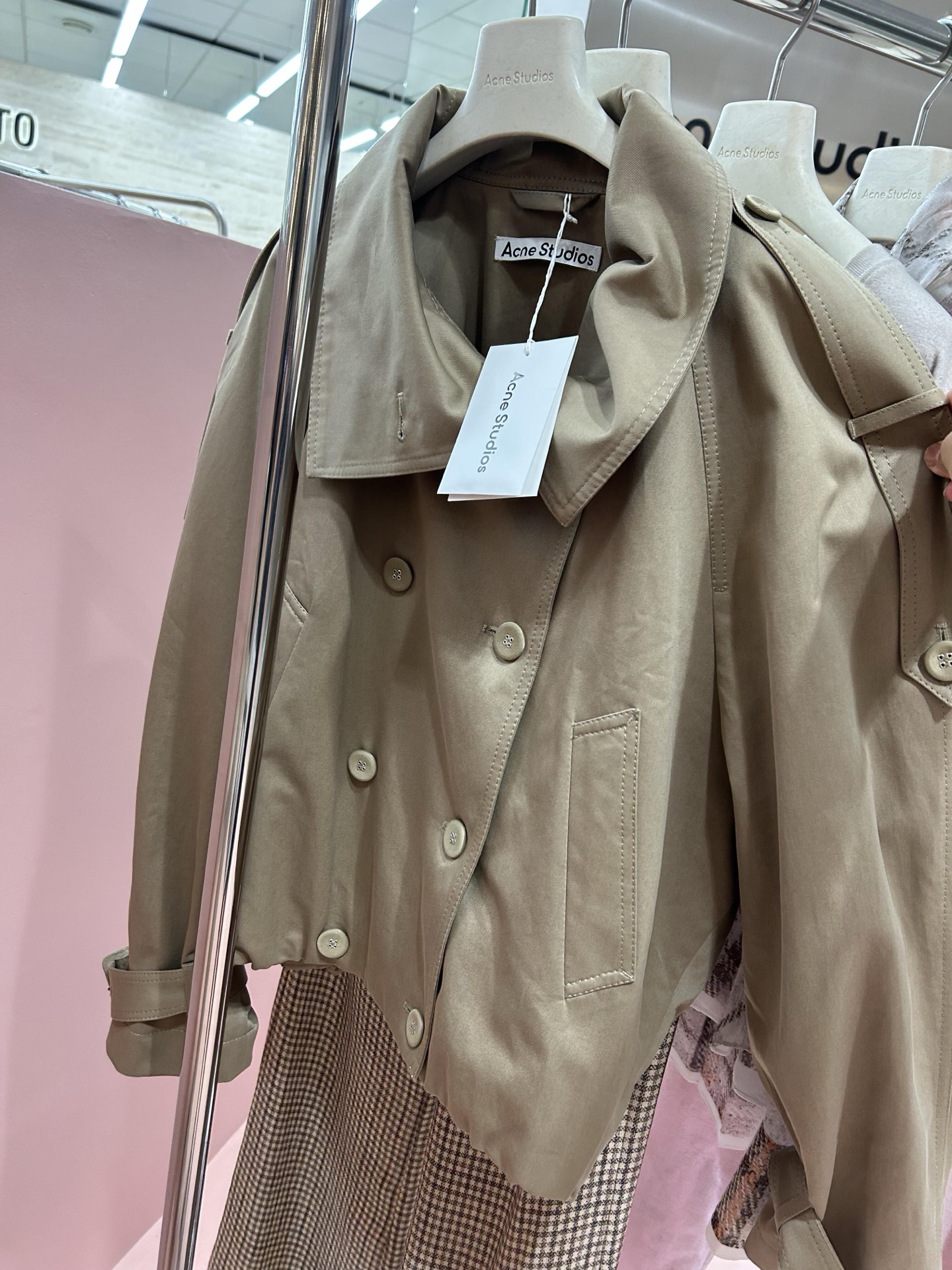 NO:483757,Acne Studios' new autumn loose contrasting plaid lining double-breasted short jacket, gentle girls are careful to put it in. This short windbreaker can make people look handsome. Who says that short windbreaker can only be elegant in Britain?  This piece directly breaks me into the spokesperson of the word 'handsome'. It is like a ruler, and it is as tall as a sleek as a sleek. I believe this spirit. It is said that it is a soldier who has just left the battlefield. The material is super crisp and stylish. It is no problem to block the autumn wind. The key is that this silhouette is sculptural, walking with wind, and comes with BGM. It is paired with simple white T+ black leather pants + Martin boots. It is so simple that it is so handsome that it explodes. The most amazing thing is that although it is as handsome as a soldier, it is completely stress-free when commuting and shopping. It is the kind of handsome who does not use too much force, but has a 2.8-meter-high aura. It has a very high return rate. Want to unlock the 'Super Warrior' skin this autumn?  Discard it!  It is definitely the handsomest battle suit in your closet. SML, acne studios, dior, boots, jackets & coats, alexander wang19860909Acne Studios艾克妮秋季新款宽松撞色格纹里布双排扣短外套,温柔女生慎入,这件短风衣能把人帅弯,是谁说短风衣只能英伦优雅？这件直接把我掰成“帅”字代言人,像尺子量的,瞬间挺拔如松,这精气神,说是刚下战场的战士我都信,料子超级挺括有型,挡秋风不在话下,关键这廓形,站着就是雕塑感,走路带风,自带BGM,搭配简单的白T+黑色皮裤+马丁靴,简简单单就帅到炸裂,最绝的是,虽然帅得像个战士,但日常通勤、逛街完全无压力,是那种不用力过猛,但气场两米八的帅,回头率超高,想在这个秋天解锁“超级战士”皮肤？盘它！绝对是你衣橱里最帅的战袍. 码数SML,,acne studios,dior,boots,jackets & coats,alexander wang,Women's clothing