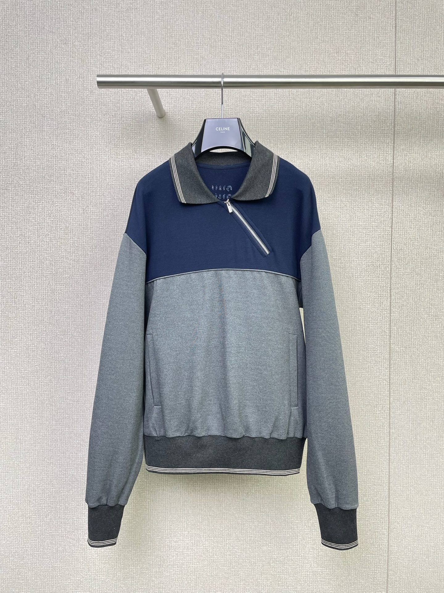 NO:485580,MiuMiu 2025 autumn slanted zipper color-blocked air cotton sweatshirt, you should always try a minimalist outfit. Unlike traditional cardigan sweatshirts, it presents an irregular beauty, as if it is a carefully designed art work. The lapel design not only increases the layering and three-dimensionality of the clothes, but also gives it a unique personality and trend. The light gray tone is low-key, calm and has its own texture. The color-blocking connection also adds a cool American street feel. The big pocket on the chest increases practicality. You can place some small objects. When you put your hands in your pockets, you create a casual posture. The loose shoulder-drop design and hooded style can cleverly cover the flesh on the arms and abdomen, creating a casual and comfortable style. SML, miumiu, hoodie, sweatshirts, hats, alexander wang19860909MiuMiu2025秋季斜拉链拼色空气棉卫衣,总要尝试一下极简主义穿搭吧,不同于传统的开衫卫衣,呈现出一种不规则的美感,仿佛是经过精心设计的艺术作品,翻领设计不仅增加了衣服的层次感和立体感,还赋予了它独特的个性和潮流感,浅灰色调低调沉稳又自带质感,拼色连接还增添了酷酷的美式街头感,胸前的大口袋 增加了实用性,可以放置一些小物件,双手插兜时营造出随性的姿态,宽松的落肩设计搭配连帽款式,能巧妙地遮盖住手臂和腹部的肉肉,打造出随性又自在的风格. 码数SML,,miumiu,hoodie,sweatshirts,hats,alexander wang,Women's clothing