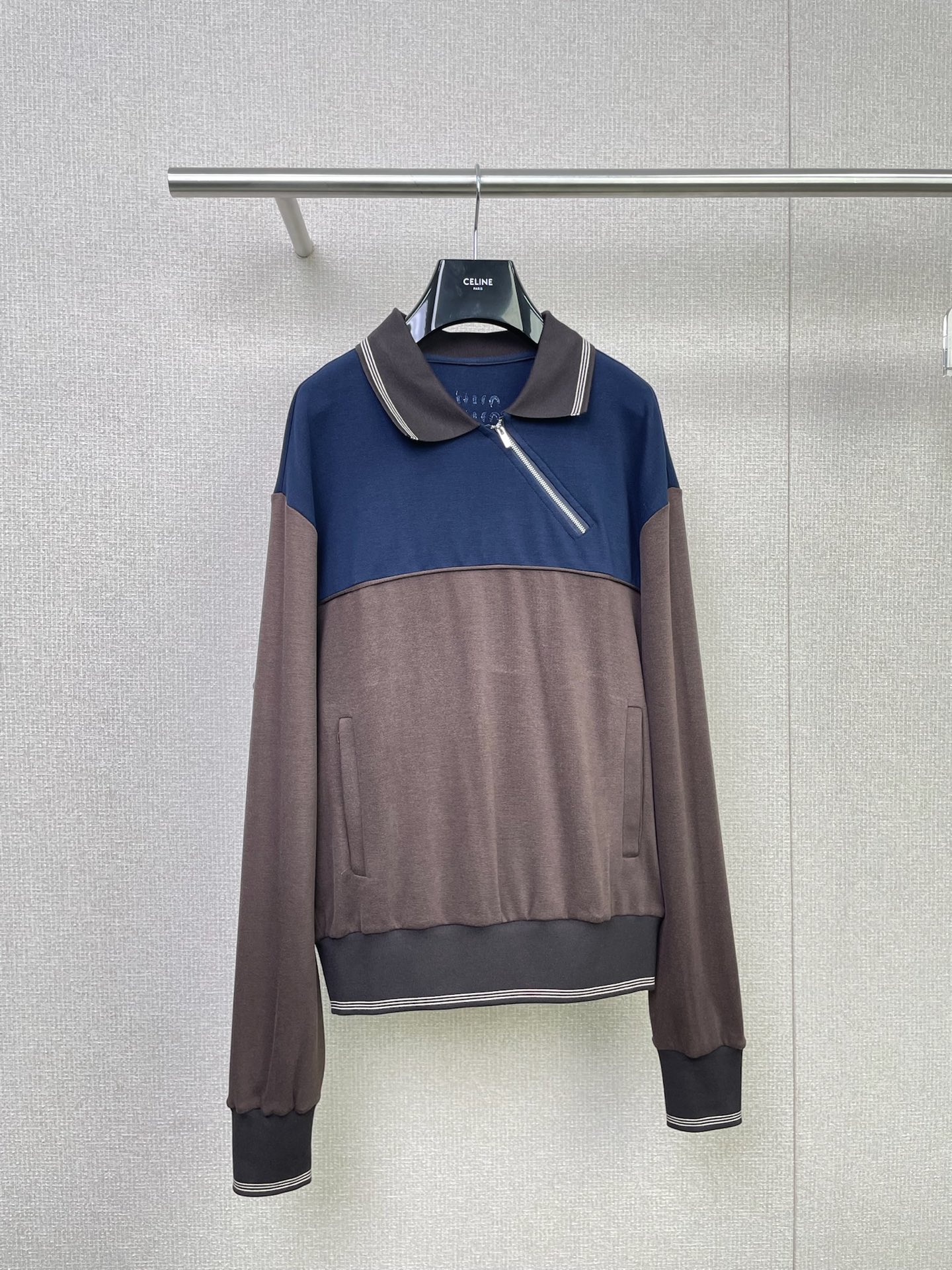 NO:485529,MiuMiu 2025 autumn slanted zipper color-blocked air cotton sweatshirt, you should always try a minimalist outfit. Unlike traditional cardigan sweatshirts, it presents an irregular beauty, as if it is a carefully designed art work. The lapel design not only increases the layering and three-dimensionality of the clothes, but also gives it a unique personality and trend. The light gray tone is low-key, calm and has its own texture. The color-blocking connection also adds a cool American street feel. The big pocket on the chest increases practicality. You can place some small objects. When you put your hands in your pockets, you create a casual posture. The loose shoulder-drop design and hooded style can cleverly cover the flesh on the arms and abdomen, creating a casual and comfortable style. SML, miumiu, hoodie, sweatshirts, hats, alexander wang19860909MiuMiu2025秋季斜拉链拼色空气棉卫衣,总要尝试一下极简主义穿搭吧,不同于传统的开衫卫衣,呈现出一种不规则的美感,仿佛是经过精心设计的艺术作品,翻领设计不仅增加了衣服的层次感和立体感,还赋予了它独特的个性和潮流感,浅灰色调低调沉稳又自带质感,拼色连接还增添了酷酷的美式街头感,胸前的大口袋 增加了实用性,可以放置一些小物件,双手插兜时营造出随性的姿态,宽松的落肩设计搭配连帽款式,能巧妙地遮盖住手臂和腹部的肉肉,打造出随性又自在的风格. 码数SML,,miumiu,hoodie,sweatshirts,hats,alexander wang,Women's clothing