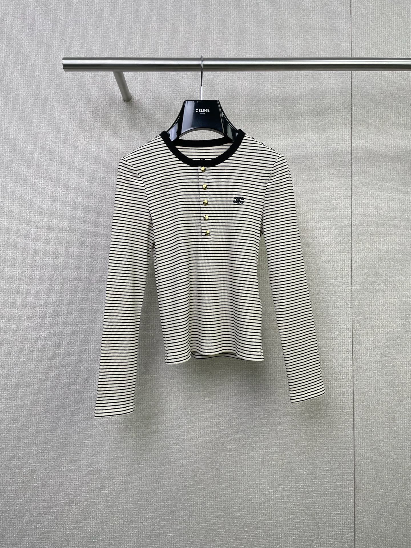NO:485542,Celine 2025 autumn new long-sleeved base shirt, pear-shaped figure should wear more stripes, classic stripes, black and white color combination, refreshing and clean, as if dad was wearing it on his body, the slim style design is very friendly to all kinds of figures, and it is not a problem to hide the flesh to make you look slim, the fleshy sisters can also go out confidently, and the body has a certain drape, the upper body will not be attached to the body, and it will not be stuffy even in summer, and it is breathable. The small details of the Henry collar reveal the delicate collarbone lines, the small sexy and a little lazy, paired with wide-leg pants, the Korean atmosphere is full, the electroplated metal shell buckle is exquisite and high-end, and you really don't miss the stripe controls, close your eyes. SML P,,celine, gold plating, alexander wang19860909Celine2025秋季新款长袖打底衫,梨形身材要多穿条纹哦,经典的条纹元素,黑白配色清爽又干净,仿佛爸海风穿在了身上,修身的版型设计,对各种身材都很友好,藏肉显瘦不在话下,肉肉姐妹也能自信出街,而且衣身有一定的垂坠感,上身不会贴在身上,即使夏天穿也不会闷热,透气性杠杠滴,亨利领的小细节,露出精致的锁骨线条,小性感中又带点慵懒,搭配阔腿裤,韩系氛围感拉满,电镀金属壳扣精致又高级,条纹控们真的别错过,闭眼入. 码数SML P,,celine,gold plating,alexander wang,Women's clothing