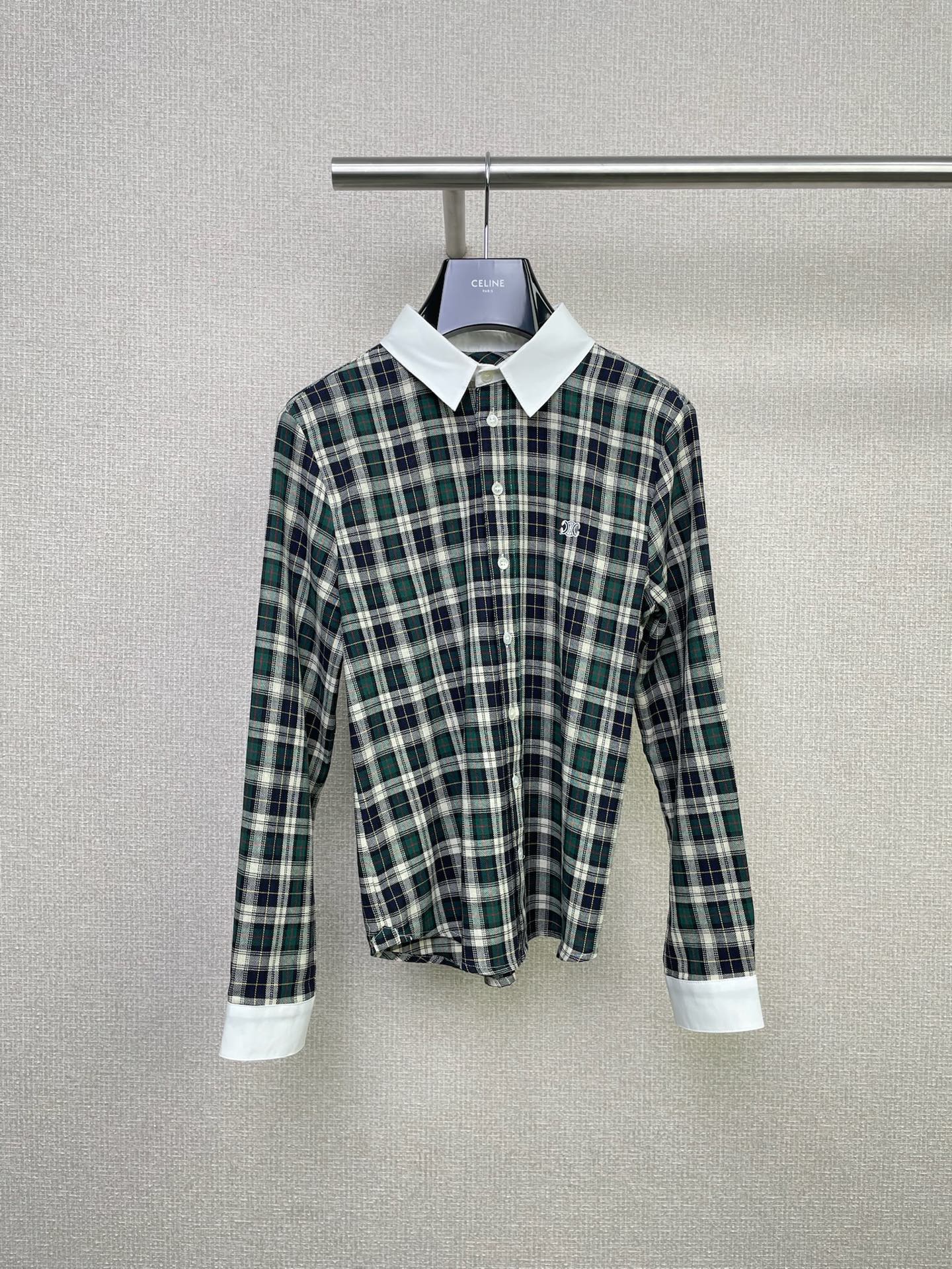 NO:485554,Celine's new 2025 autumn super slim retro plaid shirt. The new green plaid shirt looks more ordinary when hung, but the upper body is unexpectedly good. The front shoulder style has a little waist-hugging and will not press the body even if it is not tied to the waist. The spliced ​​white sleeve collar is more retro-level. Even if you wear dark green plaid in summer, it will not be too rigid and dull. This color scheme will not be too ostentatious and stand out from the crowd. Moreover, its fabric is very comfortable, breathable and soft. The slightly cool early autumn can also bring you a warm feeling. The size of the plaid is just right. The big and small plaid has a retro charm and does not look too complicated. Whether it is worn alone or as a jacket, it looks super good. SML, celine, jackets & coats,shirts,alexander wang19860909Celine2025秋季新品超显瘦的复古格子衬衫,新品的绿格衬衫挂着看比较普通了,上身却意外版型好,正肩版型带有一点收腰即使不扎裤腰也不会压身,拼接白色袖领更加复古层次,即使夏天穿着墨绿格也不会过于死板沉闷,这种配色既不会过于张扬,又能在人群中脱颖而出,而且它的面料非常舒适,透气又柔软,微微转凉的早秋也能给你带来温暖的感觉,格子的大小也是恰到好处,不大不小的格子既有着复古的韵味,又不会显得过于繁杂,无论是单穿还是作为外套内搭一件简单的白色 T 恤,都超级好看. 码数SML,,celine,jackets & coats,shirts,alexander wang,Women's clothing