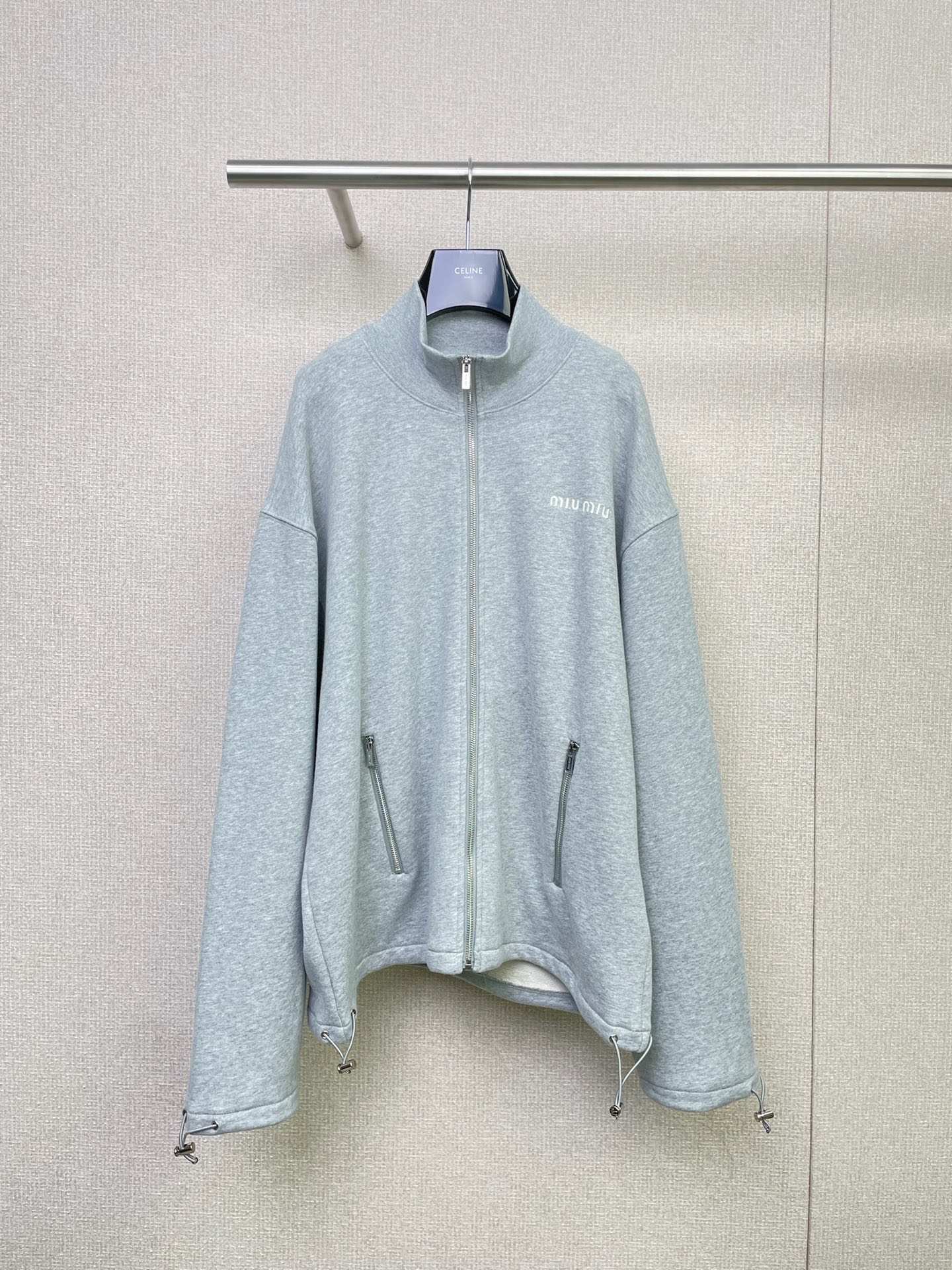 NO:486883,MiuMiu 2025 autumn new large-size zipper sweatshirt, big style, wearing it makes you feel like you are 'people swaying in the clothes'. The free and casual tone is so stunning. This Oversize design is simply a double fight between comfort and appearance. The soft fabric wraps the body, like being gently hugged by clouds. Whether it is a drama at home, a casual and beautiful scene, it can be perfectly adapted, easy to grasp the atmosphere, and the air feels lazy half-high neck design is super plus points. Once the zipper is pulled, it is hidden in its own small world in an instant, casual and comfortable, and this sweatshirt is super durable. It can be worn alone in spring, layered in autumn, and can also be used as an inner wear in winter. One piece is contracted for multiple seasons of outfits, and it is full of cost performance. SML, miumiu, versace, hoodie, sweatshirts, alexander wang19860909MiuMiu2025秋季新款大版型拉链卫衣,大大的版型,穿上就是一整个“人在衣中晃”,自由随性的调调太戳我了,这种Oversize设计,简直是舒适与颜值双杀,软乎乎的面料裹着身体,像被云朵轻拥, 不管是宅家刷剧,还是休闲逛街、度假出游,它都能完美适配,轻松拿捏氛围感,空气感慵懒半高领设计超加分,拉链一拉,瞬间隐匿在自己的小世界,随意又自在,而且这卫衣超耐穿,春可单穿,秋能叠搭,冬天还能当内搭,一件承包多季穿搭,性价比拉满. 码数SML,,miumiu,versace,hoodie,sweatshirts,alexander wang,Women's clothing