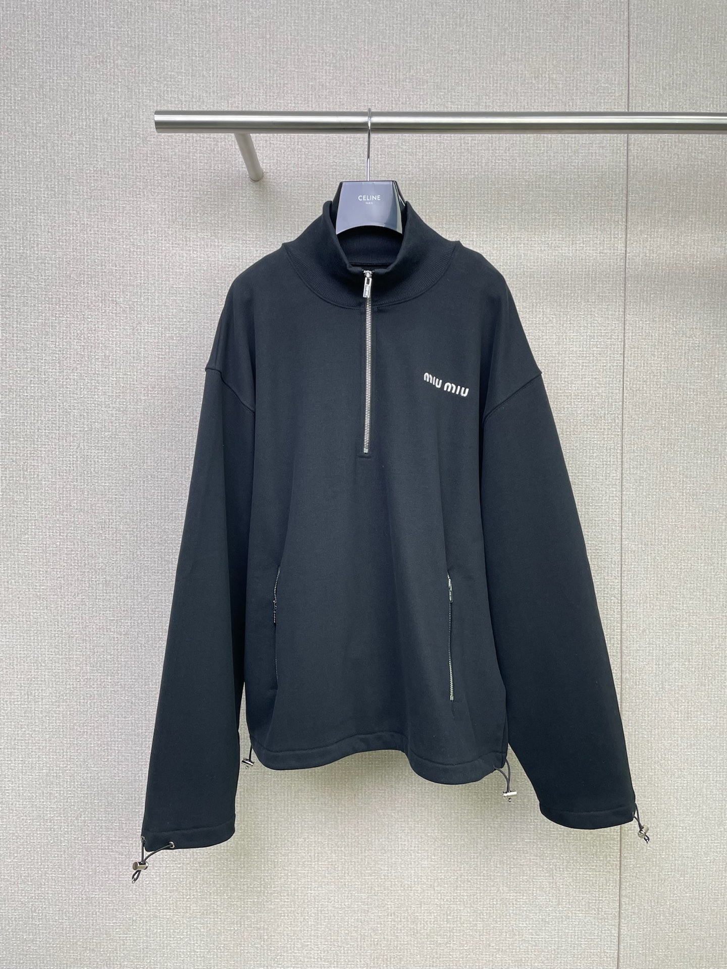 NO:486894,MiuMiu 2025 autumn new large-sized half-zipper sweatshirt, big style, wearing it makes you feel like you are 'people swaying in the clothes'. The free and casual tone is so stunning. This Oversize design is simply a double fight between comfort and appearance. The soft fabric wraps the body, like being gently hugged by clouds. Whether it is a drama at home, a casual and beautiful scene, it can be perfectly adapted, easy to grasp the atmosphere, and the airy sense of lazy half-high neck design is super plus points. Once the zipper is pulled, it instantly hides in your own small world, casual and comfortable. Moreover, this sweatshirt is super durable. You can wear it alone in spring, layer it can be layered in autumn, and can also be used as an inner wear in winter. One piece is contracted for multiple seasons, and it is cost-effective. SML,,miumiu,versace,hoodie,sweatshirts,alexander wang19860909MiuMiu2025秋季新款大版型半拉链卫衣,大大的版型,穿上就是一整个“人在衣中晃”,自由随性的调调太戳我了,这种Oversize设计,简直是舒适与颜值双杀,软乎乎的面料裹着身体,像被云朵轻拥, 不管是宅家刷剧,还是休闲逛街、度假出游,它都能完美适配,轻松拿捏氛围感,空气感慵懒半高领设计超加分,拉链一拉,瞬间隐匿在自己的小世界,随意又自在,而且这卫衣超耐穿,春可单穿,秋能叠搭,冬天还能当内搭,一件承包多季穿搭,性价比拉满. 码数SML,,miumiu,versace,hoodie,sweatshirts,alexander wang,Women's clothing