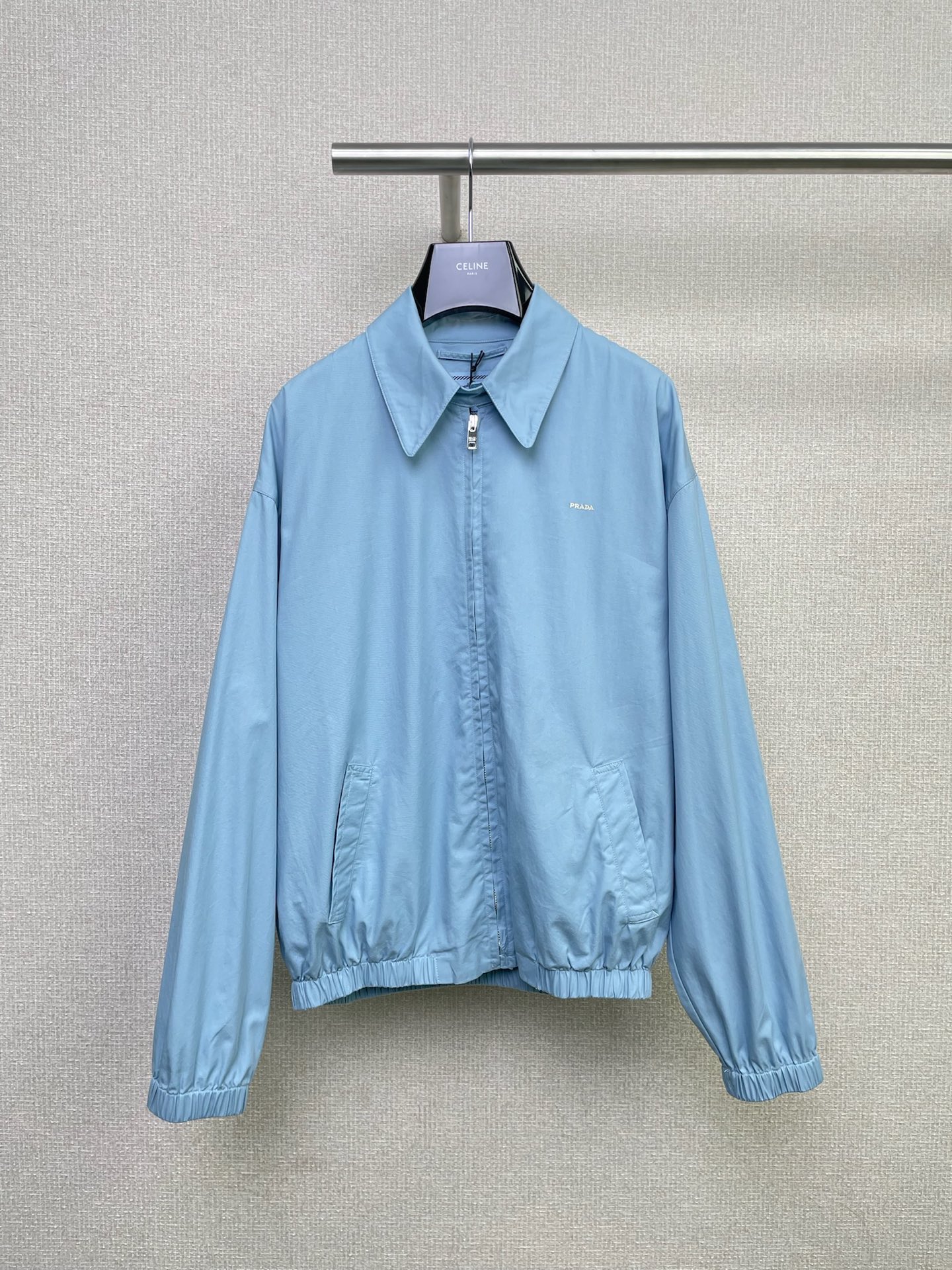 NO:486917,Prada25 autumn show wash cotton worker jacket, which is heart-warming at first glance. It is preferred to have heavy high-density pure cotton herringbone fabric, which uses a washing and aging process. The overall texture is retro, with whitening and fading. The stitching and bone position and inner lining are locally presented with natural old-fashioned effects. The loose and short silhouette is, with metal bright silver zippers on the fly. The details of this cloth are small pull-tie. The partially elastic band design is comfortable to wear and take off. The front-facing Kangaroo practical patch pocket is loose and stylish. The texture is rich and more fun. It has a daily decent and diverse combination. It is very elegant when worn. It is very suitable for commuting and going out. Moreover, this loose style is too friendly. It covers the flesh and makes it look thin and not picky. It is easy to wear a pair of white shoes and has a sense of atmosphere. It is simple but not boring. Who can not love this comfortable outfit. SML, prada, jackets & coats, jackets & coats,alexander wang19860909Prada25秋季秀款水洗棉工裝夹克外套,一眼就是心动的感觉,优选重磅高密纯棉人字纹面料,采用洗水做旧处理工艺,整体具有复古质感兼具泛白洗褪,缝线骨位和内里等局部呈现出自然旧化效果,宽松短款廓形,门襟金属亮银拉链,本布小拉头细节,局部采用松紧带设计,穿脱舒适无束缚,前身大袋鼠实用贴袋,混搭穿着松弛有型,质感丰富更多玩味,兼具日常得体和多样搭配,随便一穿就很有气质,通勤、出街都很合适,而且这种宽松版型太友好了,遮肉显瘦不挑人,随便搭一双小白鞋就很有氛围感,简单但不会无聊,这种舒服的穿搭谁能不爱. 码数SML,,prada,jackets & coats,jackets & coats,alexander wang,Women's clothing