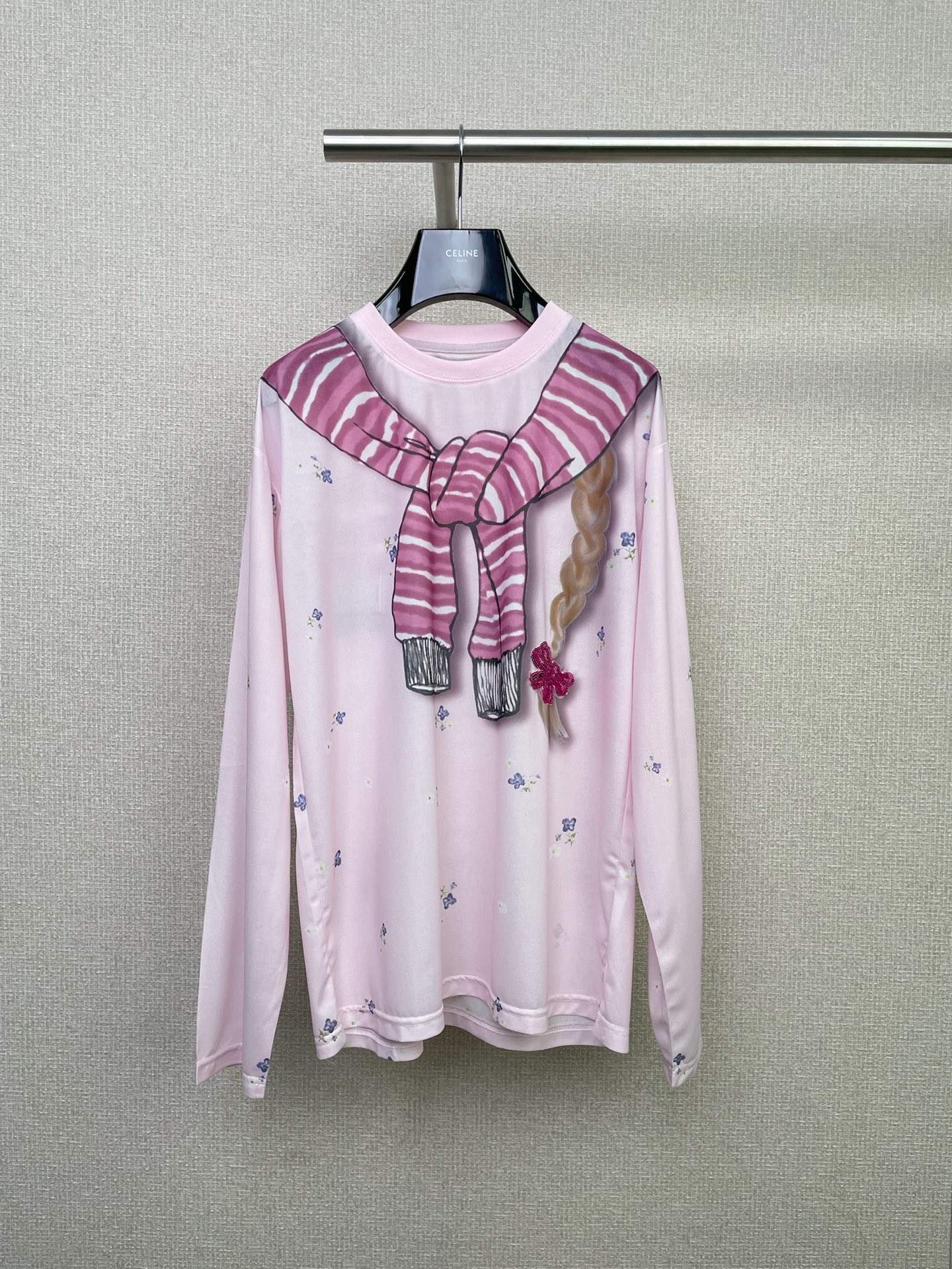 NO:486906,FORDARE Fudie's new color matching flavor hand-painted tied small floral hood. Fudie's small floral hood is so beautiful that it makes me feel crazy. The hand-painted floral hood is like wearing the spring river bank on my body. The three-dimensional tied knot design on the front is too flexible. The lazy draping or waist-closing makes you look slim and it feels very atmosphere. This mesh base is really suitable for spring and summer, light and breathable, not stuffy, and the skin texture is slightly exposed in the sun. The perfect cool feeling is, the small flowers embellish it, with a leisurely temperament, which is very suitable for daily wear of city walking and afternoon coffee. It is soft and not tied, and it is no problem to wear it all day long. It is a 'visual + wear' double satisfaction series. SML, alexander wang19860909FORDARE福蝶新配色味手绘绑结小碎花罩衫,福蝶这件小碎花罩衫美到失语,真的让我疯狂心动,手绘感的碎花像是把春日河岸穿在身上,前襟的立体绑结设计也太灵了,慵懒垂坠or收腰显瘦都超有氛围感,这件网纱打底真的太适合春夏,轻盈透气不闷热,阳光下微微透出肌肤质感 恰到好处的清凉感,小花点缀其间,自带悠然气质,很适合城市漫步、下午咖啡的日常穿搭,柔软不扎,贴身穿一整天都没问题,是“视觉+穿感”双满意系列 . 码数SML,,alexander wang,Women's clothing