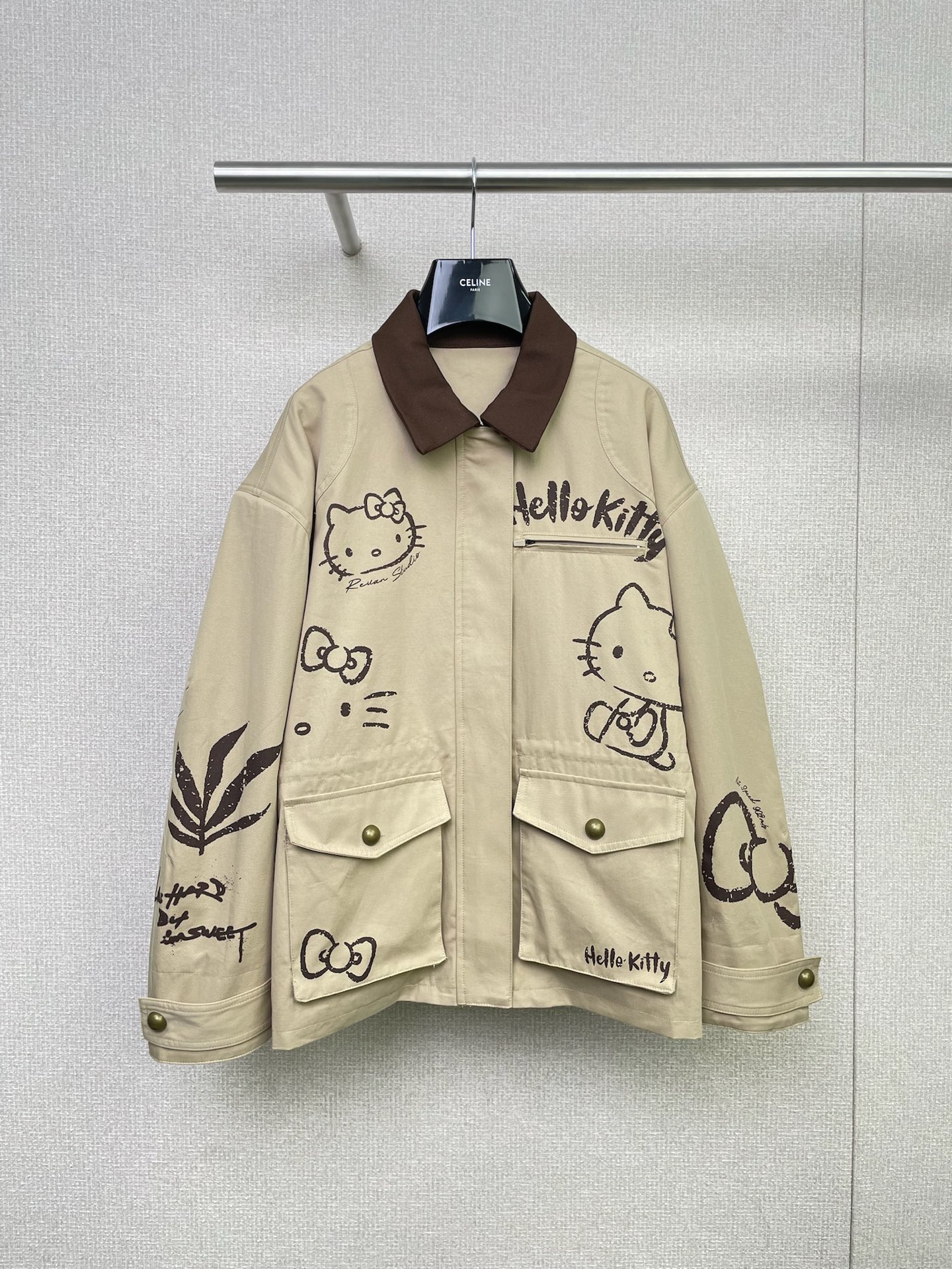 NO:486916,REVAN's new autumn product HelloKitty Bane style graffiti jacket is worried about how to wear it well, and it has brought a new fashion trend - Bane style. This Hello Kitty embroidered workwear jacket is hard to grasp. The calmness of khaki meets Kitty's cuteness, which instantly makes the overall look unique, making people shine wherever they go. It is not only capable and retro, but also super suitable for daily commuting and casual travel. This solid color lapel zipper long-sleeved jacket jacket is classic and versatile in color. The loose style not only hides the flesh, but also has a casual atmosphere. It is a personalized inner wear inside, simple wide-leg trousers on the lower body, and then walks on white shoes and walks on the streets. It is casual and fashionable. It is very suitable for daily commuting or traveling. Whoever wears it looks good.  SML, Jackets & coats, Jackets & coats, Alexander wang19860909REVAN芮范2025秋季新品HelloKitty巴恩风涂鸦样式外套,在为怎么穿好看发愁,吹来了新的时尚趋势——巴恩风,被这件 Hello Kitty 刺绣工装外套狠狠拿捏了,卡其色的沉稳遇上 Kitty 的可爱,碰撞出别样的火花,瞬间让整体造型变得与众不同,走到哪都让人眼前一亮,不仅干练复古,还超级适合日常通勤和休闲出行,这件纯色翻领拉链长袖夹克外套,颜色经典又百搭,宽松版型不仅藏肉,还自带随性氛围,内搭一件个性内搭,下身配简约阔腿长裤,再踩上小白鞋,漫步街头,休闲又时髦,日常出街或者旅行拍照都超合适,谁穿谁好看. 码数SML,,jackets & coats,jackets & coats,alexander wang,Women's clothing