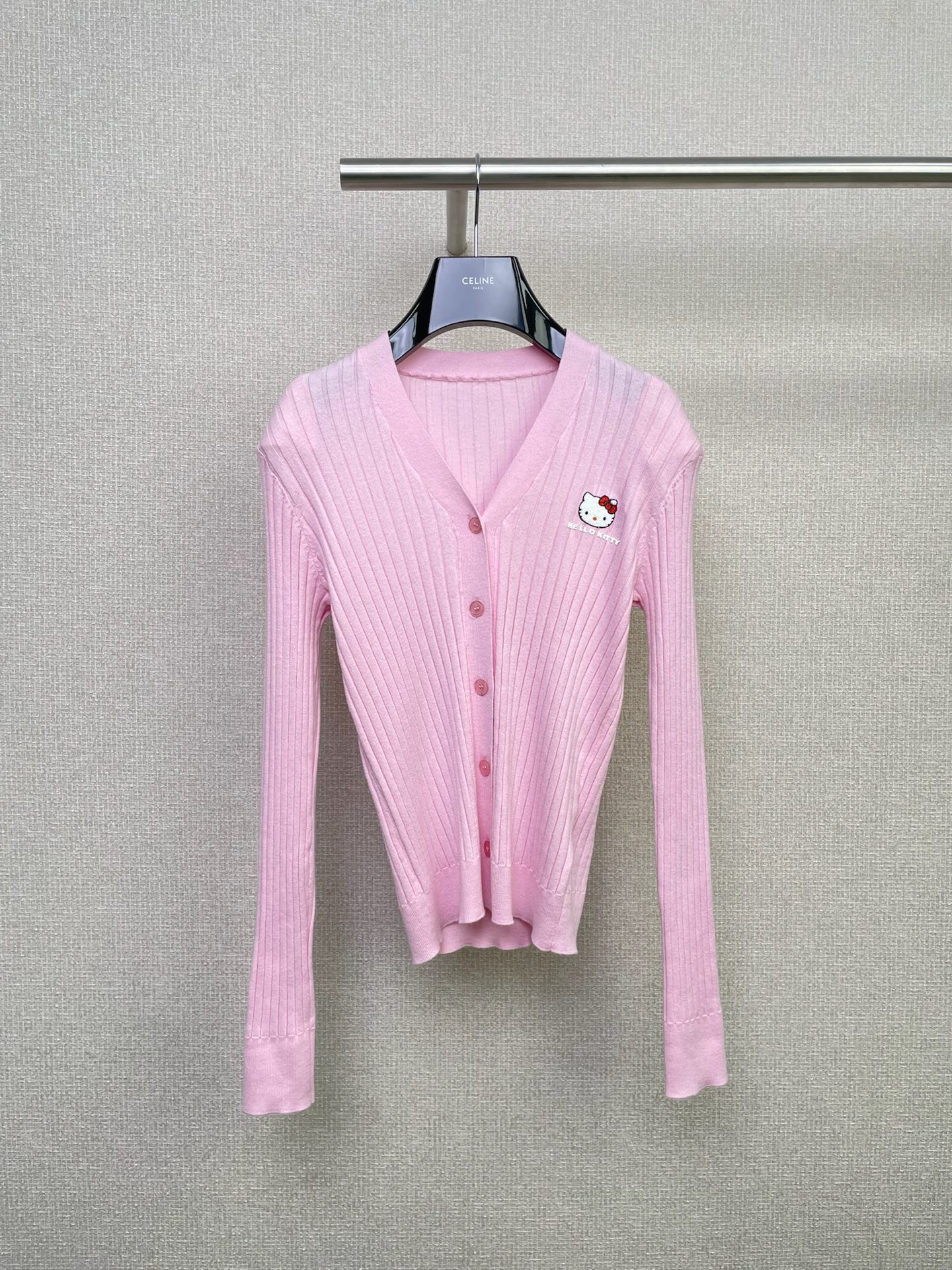 NO:486928,Revan x Hello Kitty Co-branded series: Bright Malibu blue with lazy cardigan, dark gray pit knitted cardigan, soft and slim V-neck reveals collarbone, sweet and cool atmosphere is full. This gray knitted cardigan is high-end and versatile in color, with a low-key elegance. The V-neck design makes it look slim and cleverly modify the neck lines, revealing the delicate collarbone, and the fine vertical striped texture not only increases the layering of the clothes, but also visually lengthens the body. The fabric is soft and skin-friendly, and it is extremely comfortable to wear close to the body. It is even more versatile in terms of matching. It is casual and casual with jeans, and a gentle temperament with a skirt. Whether it is commuting, dating or going out on the street every day, it can make you look beautiful to a new height. SML, skirts, jeans, alexander wang19860909Revan x Hello Kitty 联名系列 明朗马里布蓝配慵懒开衫,深灰坑条针织开衫,软糯又显瘦 V 领小露锁骨,甜酷氛围拉满,这件灰色针织开衫,颜色高级又百搭,自带一种低调的优雅感,V领设计超显瘦,巧妙修饰颈部线条,露出精致锁骨,细密的竖条纹纹理,不仅增加了衣服的层次感,还能在视觉上拉长身形,面料软糯亲肤,贴身穿也舒适无比,搭配方面更是万能,配牛仔裤休闲随性,搭半身裙温柔气质,无论是通勤、约会还是日常出街,它都能让你轻松美出新高度. 码数SML,,skirts,jeans,alexander wang,Women's clothing