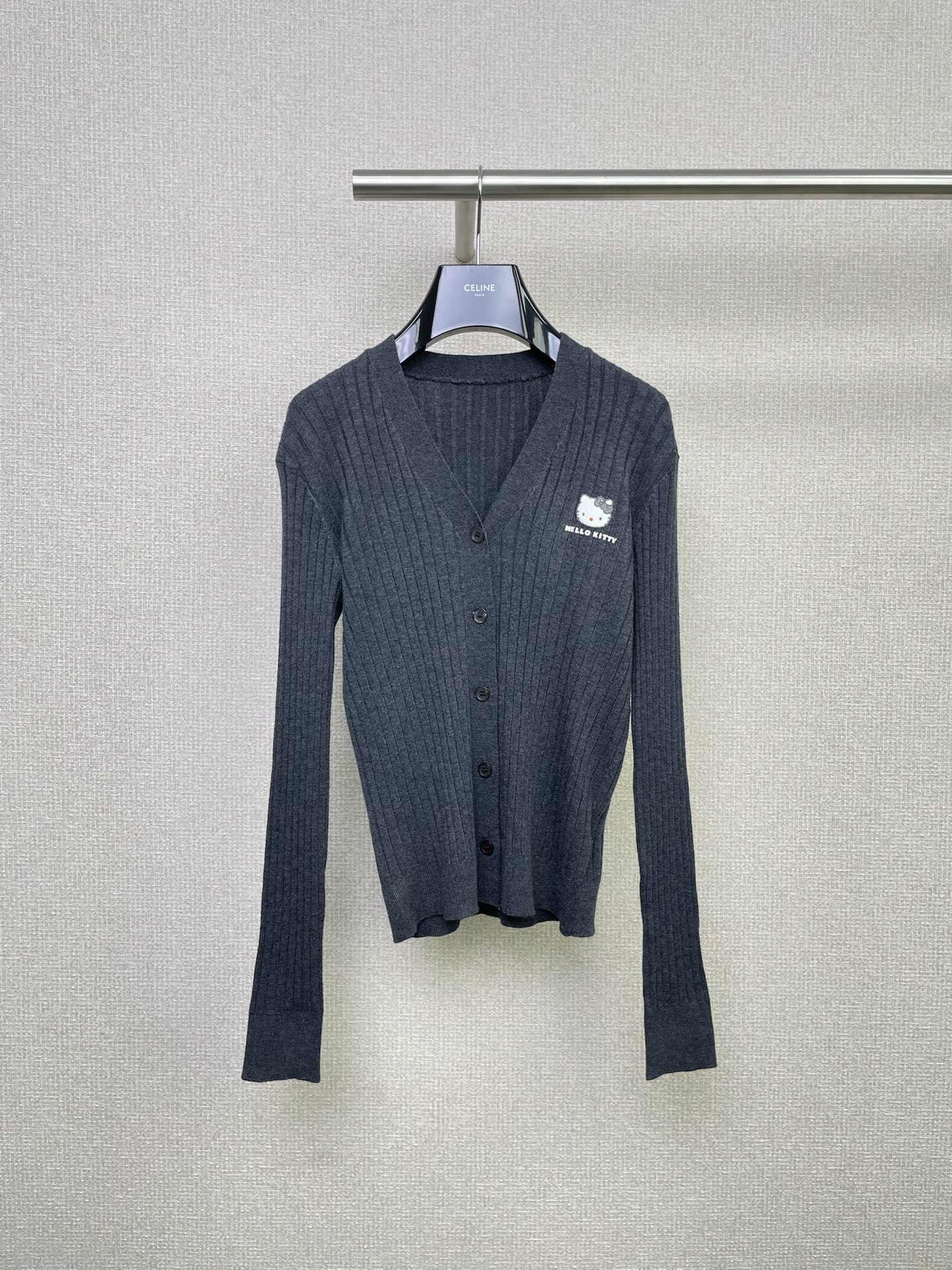 NO:486885,Revan x Hello Kitty Co-branded series: Bright Malibu blue with lazy cardigan, dark gray pit knitted cardigan, soft and slim V-neck reveals collarbone, sweet and cool atmosphere is full. This gray knitted cardigan is high-end and versatile in color, with a low-key elegance. The V-neck design makes it look slim and cleverly modify the neck lines, revealing the delicate collarbone, and the fine vertical striped texture not only increases the layering of the clothes, but also visually lengthens the body. The fabric is soft and skin-friendly, and it is extremely comfortable to wear close to the body. It is even more versatile in terms of matching. It is casual and casual with jeans, and a gentle temperament with a skirt. Whether it is commuting, dating or going out on the street every day, it can make you look beautiful to a new height. SML, skirts, jeans, alexander wang19860909Revan x Hello Kitty 联名系列 明朗马里布蓝配慵懒开衫,深灰坑条针织开衫,软糯又显瘦 V 领小露锁骨,甜酷氛围拉满,这件灰色针织开衫,颜色高级又百搭,自带一种低调的优雅感,V领设计超显瘦,巧妙修饰颈部线条,露出精致锁骨,细密的竖条纹纹理,不仅增加了衣服的层次感,还能在视觉上拉长身形,面料软糯亲肤,贴身穿也舒适无比,搭配方面更是万能,配牛仔裤休闲随性,搭半身裙温柔气质,无论是通勤、约会还是日常出街,它都能让你轻松美出新高度. 码数SML,,skirts,jeans,alexander wang,Women's clothing