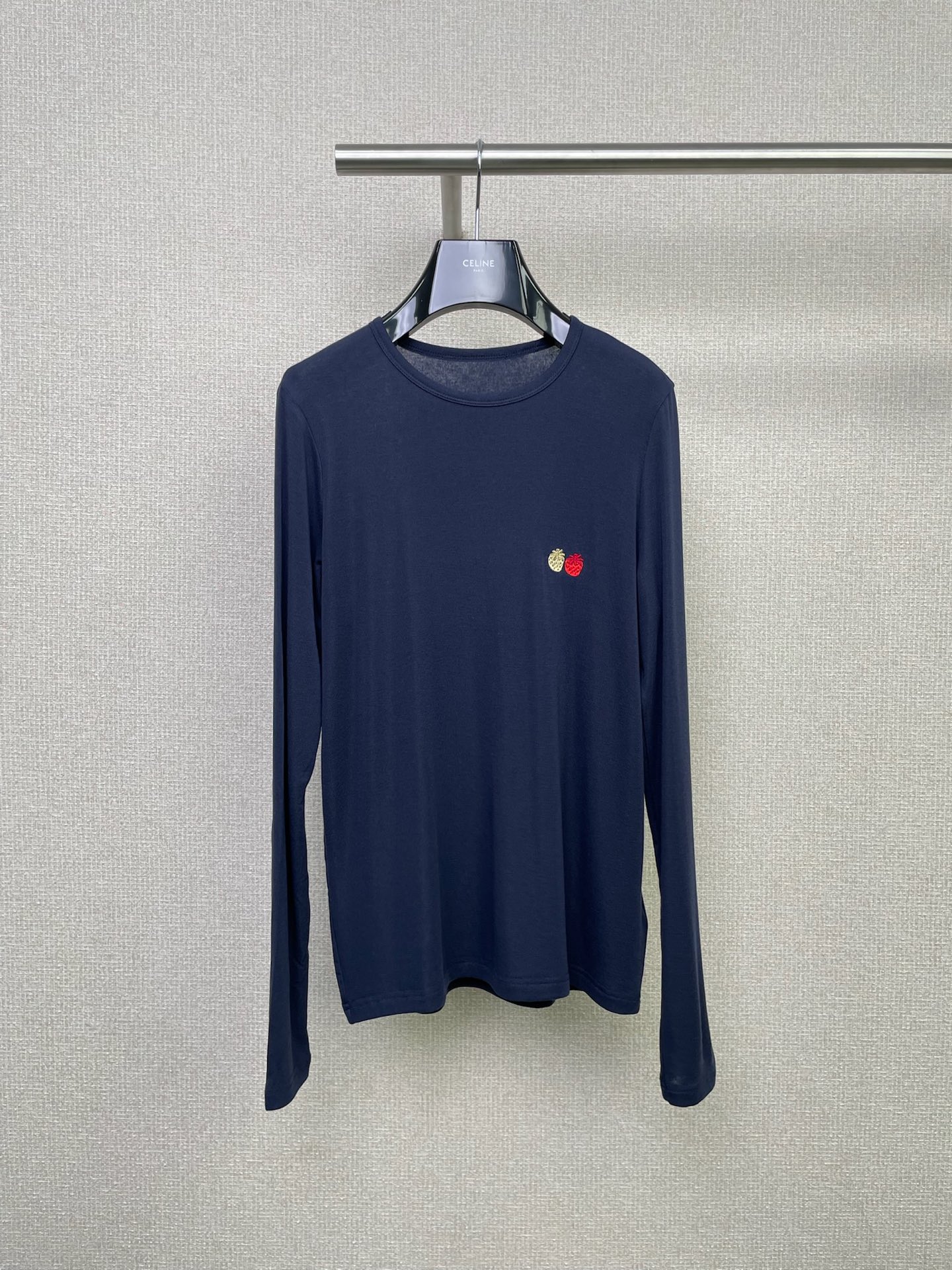 NO:486905,ON8 designer brand 25 early autumn new Twin Strawberry long-sleeved T-shirt, early autumn needs, this Tiansi wool base shirt makes the 'skin-skin-skin-skin-skin-skin-skin-skin-skin-skin-skin-skin-skin-skin-skin-skin-skin-skin-skin-skin-skin-skin-skin-skin-skin-skin-skin-skin-skin-skin-skin-skin-skin-skin-skin-skin-skin-skin-skin-skin-skin-skin-skin-skin-skin-skin-skin-skin-skin-skin-skin-skin-skin-skin-skin-skin-skin-skin-skin-skin-skin-skin-skin-skin-skin-skin-skin-skin-skin-skin-skin-skin-skin-skin-skin-skin-skin-skin-skin-skin-skin-skin-skin-skin-skin-skin-skin-skin-skin-skin-skin-skin-skin-skin-skin-skin-skin-skin-skin-skin-skin-skin-skin-skin-skin-skin-skin-skin-skin-skin-skin-skin-skin-skin-skin-skin-skin-skin-skin-skin-skin-skin-skin-skin-skin-skin-skin-skin-skin-skin-skin-skin-skin-skin-skin-skin-skin-skin-skin-skin-skin-skin-skin-skin-skin-skin-skin-skin-skin-skin-skin-skin-skin-skin-skin-skin-s  SML, tees, t-shirt, alexander wang19860909ON8设计师品牌 25早秋新品 双生草莓长袖T恤,早秋刚需,这件天丝羊毛打底衫把“贴肤感”玩明白了,天丝加羊毛双重buff叠满,天丝的丝滑感和羊毛的温润感,贴肤瞬间像被云朵轻轻裹住,既不会像纯羊毛那样扎脖子,又比普通棉T多了份垂坠高级感,早秋单穿透气不闷,降温叠穿也不会臃肿,简直是“空气感打底”模板,看似基础的圆领长袖,实则藏着显瘦密码,领口弧度刚好,不勒脖子还能悄悄修饰斜方肌,袖口微收但不紧绷,抬手时的褶皱都透着随性美,修身但不贴肉,微微宽松的线条把身材曲线衬得更绝,藏肉又显气质. 码数SML,,tees，t-shirt,alexander wang,Women's clothing