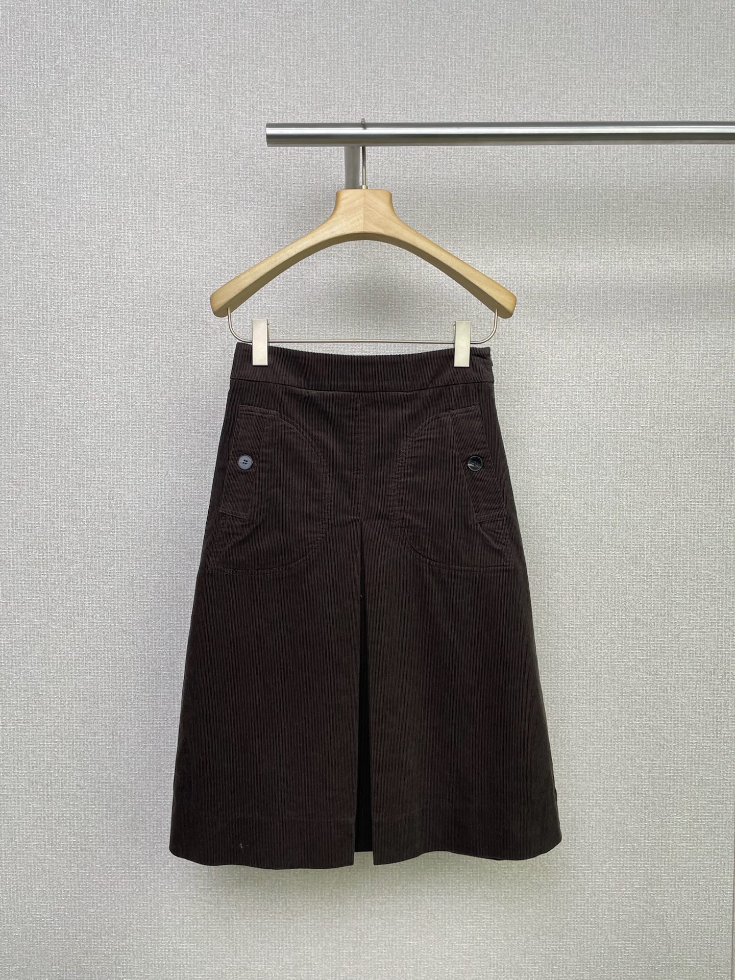 NO:486915,ICICLE autumn and winter new corduroy skirt, natural fabric wraps up the atmosphere of early autumn, simple silhouette hides the style of freedom, touch and tailoring, and brown has a retro feel, giving people a warm feeling, which is very suitable for the autumn atmosphere. The A-style corduroy skirt can modify the buttocks and legs, suitable for most sisters with a pear-shaped body, A-line skirts can cover the flesh of the buttocks and thighs well. The mid-length skirt is more elegant and elegant, suitable for all occasions. It is both warm and fashionable in autumn and winter. Let’s choose this corduroy skirt, let’s be beautiful in autumn. SML, skirts, alexander wang19860909ICICLE秋冬新品灯芯绒半裙,天然面料裹挟初秋气息,简约廓形藏着自在风骨,触感与剪裁双向奔赴,棕色系则自带复古感,给人温暖的感觉,很适合秋天的氛围,A版型的灯芯绒半裙能够修饰臀部和腿部线条,适合大多数身材的姐妹,尤其是梨形身材的宝宝们,A字裙可以很好地遮住臀部和大腿的肉肉,中长裙穿起来比较优雅大方,适合各种场合,秋冬穿既保暖又时尚,来选择这款灯芯绒半裙吧,让我们一起在秋天美美的. 码数SML,,skirts,alexander wang,Women's clothing