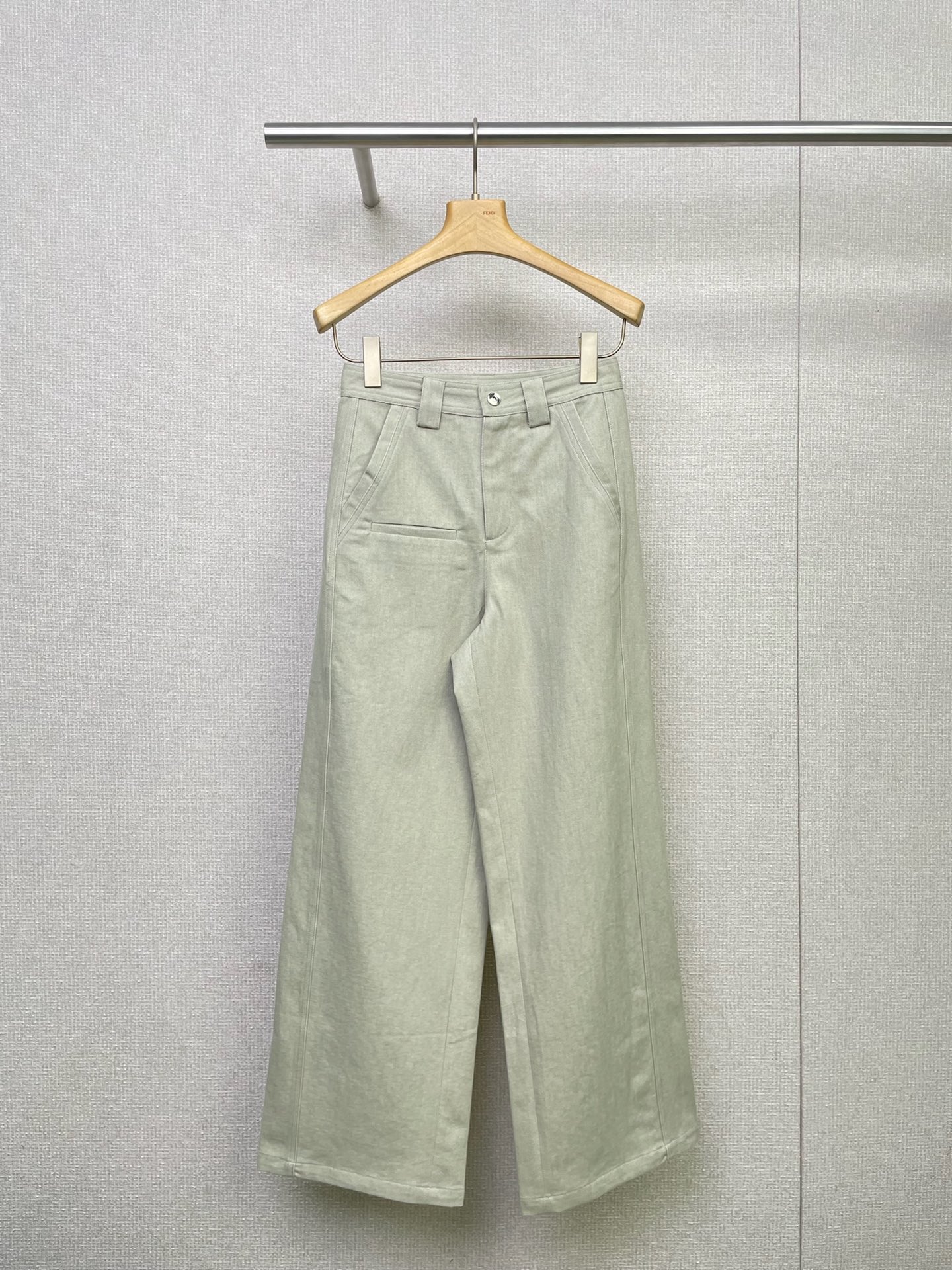 NO:486927,CONCISE WHITE new 2025 autumn and winter straight jeans, a must-have for winter. These pants make you become fashionable icon in seconds. The cold wind in winter is blowing. Do you always feel that you are missing a piece of warm and slimming pants? Today I will plant a slimming tool for you - straight jeans. Wear it, and you will become fashionable icon in seconds and become the most beautiful boy on the street in winter. The advantages of straight jeans, the straight jeans, perfectly modify the leg shape, cover the flesh and make you look slim, allowing you to easily have long legs, select high-quality fabrics, soft and skin-friendly, and moderate thickness, allowing you to feel warm in the cold winter. Whether it is matched with sweaters, shirts or T-shirts, you can easily become a matching expert. Straight jeans, as a classic item, will never go out of date, allowing you to show your fashion taste confidently and generously in any occasion.  SML, jeans, sweaters,shirts,tees,t-shirt,alexander wang19860909CONCISE WHITE简白2025秋冬新款直筒牛仔裤,冬日必备款,这条裤子让你秒变时尚icon,冬日寒风瑟瑟,是不是总觉得少了一件保暖又显瘦的裤子呢,今天就来给大家种草一条显瘦神器——直筒牛仔裤,穿上它,让你秒变时尚icon,成为冬日街头最靓的仔,直筒牛仔裤的优点,直筒裤型设计,完美修饰腿型,遮肉又显瘦,让你轻松拥有大长腿,精选优质面料,柔软亲肤,厚度适中,让你在寒冷的冬日里也能感受到温暖,无论是搭配毛衣、衬衫还是T恤,都能轻松驾驭,让你轻松成为搭配达人,直筒牛仔裤作为经典单品,永远不会过时,让你在任何场合都能自信大方地展示自己的时尚品味. 码数SML,,jeans,sweaters,shirts,tees，t-shirt,alexander wang,Women's clothing