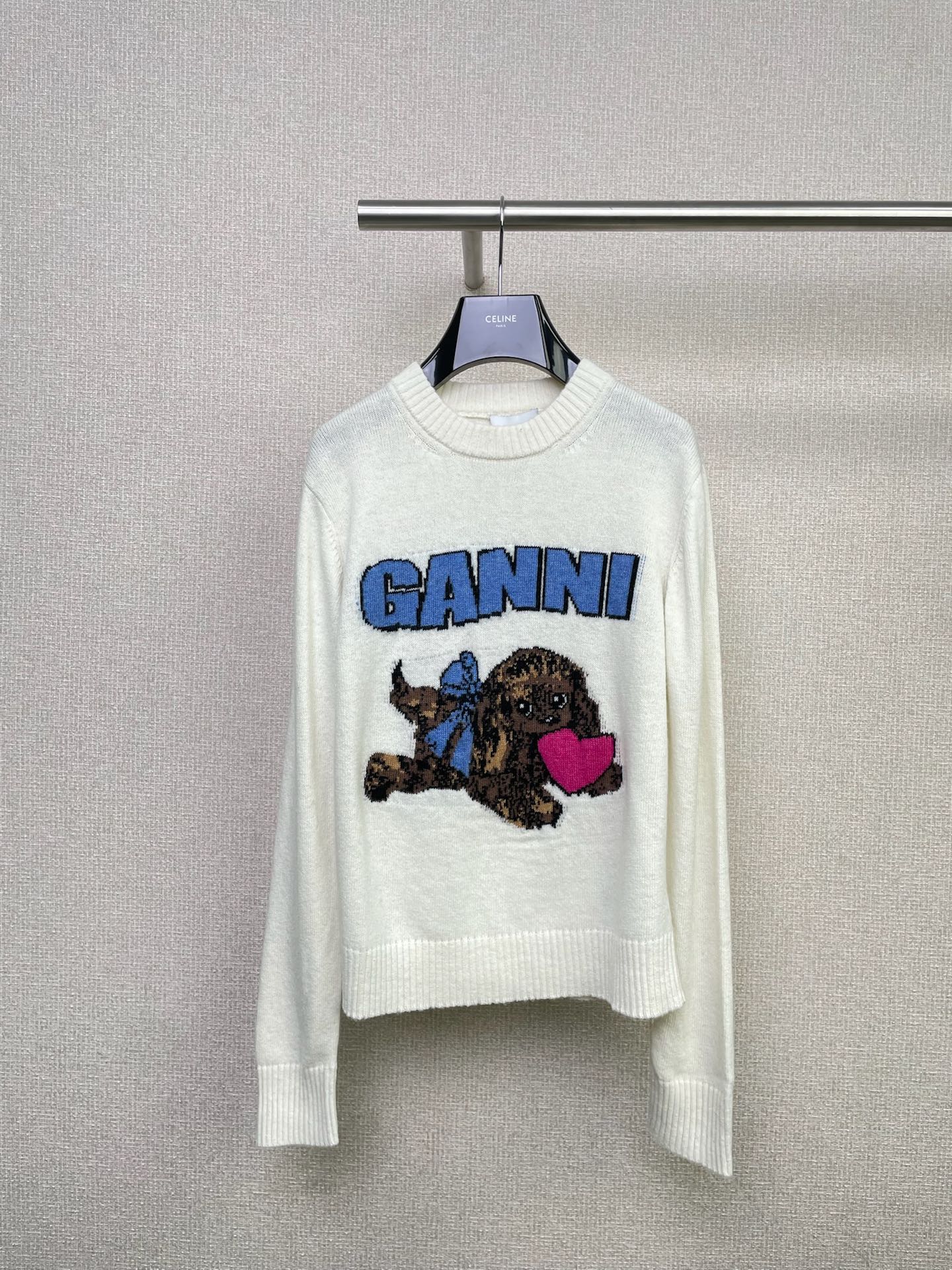 NO:486937,Ganni's cute puppy sweater in early autumn, loose style, and the upper body is lazy and casual. The green letters and puppy pattern are just right, bright and not abrupt. The puppy also wears a green bow and spits pink with a careful look, cute and cute. The sweater's style is loose and very tolerant to the figure. Whether it is paired with short skirts or pants, it is very suitable for the plaid skirt. It is full of college style, white is clean and gentle, and when paired with plaid pants, it is full of lazy feeling. It is sweet to wear when worn. The sweater is also very textured, soft and glutinous, and it is very comfortable to wear. It is warm and beautiful to wear in autumn and winter. It is really strong to recommend it to all sisters, and it is done. SML, skirts, sweaters, alexander wang19860909Ganni早秋的可爱小狗毛衣,宽松的版型,上身就是慵懒随性的感觉,绿色字母和小狗图案搭配得恰到好处,亮眼又不突兀,小狗还系着绿色蝴蝶结,吐着粉色小心心,萌趣又可爱,毛衣的版型是宽松的,对身材包容性很强,不管是搭配短裙还是裤子都很合适,搭配格纹短裙,学院风满满,白色干净又温柔,和格纹裤一搭,慵懒感十足,穿上直接甜到心坎里,而且毛衣的质感也很好,摸起来软软糯糯的,穿着特别舒服,秋冬穿既保暖又好看,真的强烈安利给各位姐妹,冲就完事啦. 码数SML,,skirts,sweaters,alexander wang,Women's clothing