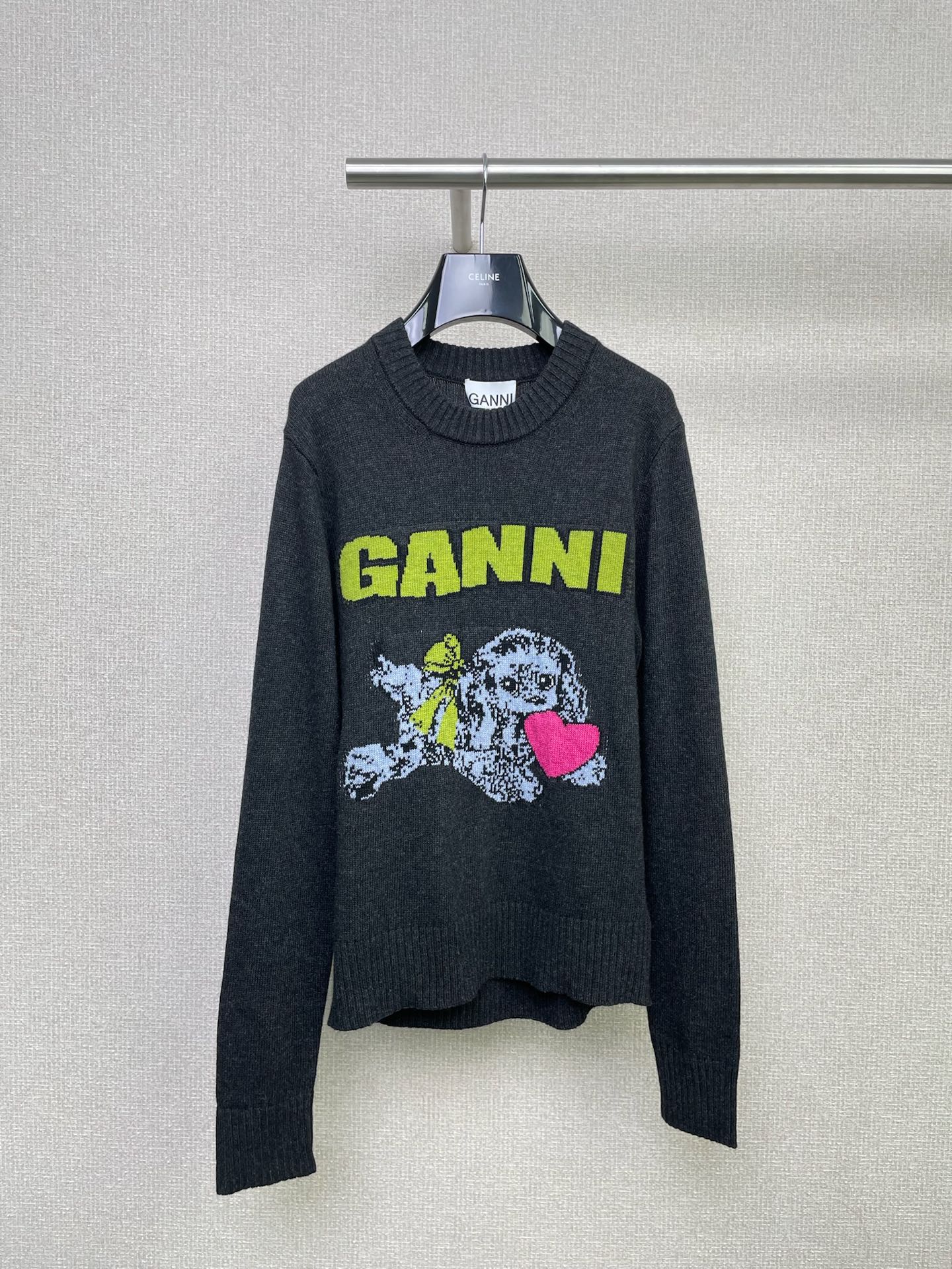 NO:486945,Ganni's cute puppy sweater in early autumn, loose style, and the upper body is lazy and casual. The green letters and puppy pattern are just right, bright and not abrupt. The puppy also wears a green bow and spits pink with a careful look, cute and cute. The sweater's style is loose and has a strong tolerance for the figure. Whether it is paired with short skirts or pants, it is very suitable for the plaid skirt. It is full of college style, white is clean and gentle, and when paired with plaid pants, it is full of lazy feeling. It is sweet to wear when worn. The sweater is also very textured, soft and glutinous, and it is very comfortable to wear. It is warm and beautiful to wear in autumn and winter. It is really strong to recommend it to all sisters, and it is done. SML, skirts, sweaters, alexander wang19860909Ganni早秋的可爱小狗毛衣,宽松的版型,上身就是慵懒随性的感觉,绿色字母和小狗图案搭配得恰到好处,亮眼又不突兀,小狗还系着绿色蝴蝶结,吐着粉色小心心,萌趣又可爱,毛衣的版型是宽松的,对身材包容性很强,不管是搭配短裙还是裤子都很合适,搭配格纹短裙,学院风满满,白色干净又温柔,和格纹裤一搭,慵懒感十足,穿上直接甜到心坎里,而且毛衣的质感也很好,摸起来软软糯糯的,穿着特别舒服,秋冬穿既保暖又好看,真的强烈安利给各位姐妹,冲就完事啦. 码数SML,,skirts,sweaters,alexander wang,Women's clothing