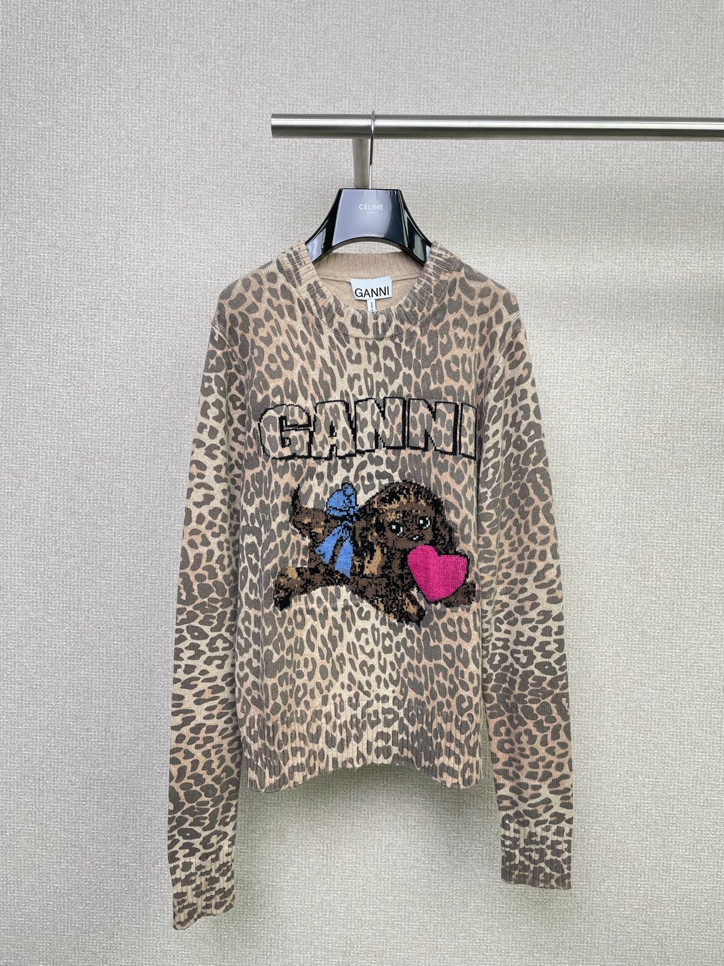 NO:486949,Ganni's cute puppy sweater in early autumn, loose style, and the upper body is lazy and casual. The green letters and puppy pattern are just right, bright and not abrupt. The puppy also wears a green bow and spits pink with a careful look, cute and cute. The sweater's style is loose and very tolerant to the figure. Whether it is paired with short skirts or pants, it is very suitable for the plaid skirt. It is full of college style, white is clean and gentle, and when paired with plaid pants, it is full of lazy feeling. It is sweet to wear when worn. The sweater is also very textured, soft and glutinous, and it is very comfortable to wear. It is warm and beautiful to wear in autumn and winter. It is really strong to recommend it to all sisters, and it is done. SML, skirts, sweaters, alexander wang19860909Ganni早秋的可爱小狗毛衣,宽松的版型,上身就是慵懒随性的感觉,绿色字母和小狗图案搭配得恰到好处,亮眼又不突兀,小狗还系着绿色蝴蝶结,吐着粉色小心心,萌趣又可爱,毛衣的版型是宽松的,对身材包容性很强,不管是搭配短裙还是裤子都很合适,搭配格纹短裙,学院风满满,白色干净又温柔,和格纹裤一搭,慵懒感十足,穿上直接甜到心坎里,而且毛衣的质感也很好,摸起来软软糯糯的,穿着特别舒服,秋冬穿既保暖又好看,真的强烈安利给各位姐妹,冲就完事啦. 码数SML,,skirts,sweaters,alexander wang,Women's clothing