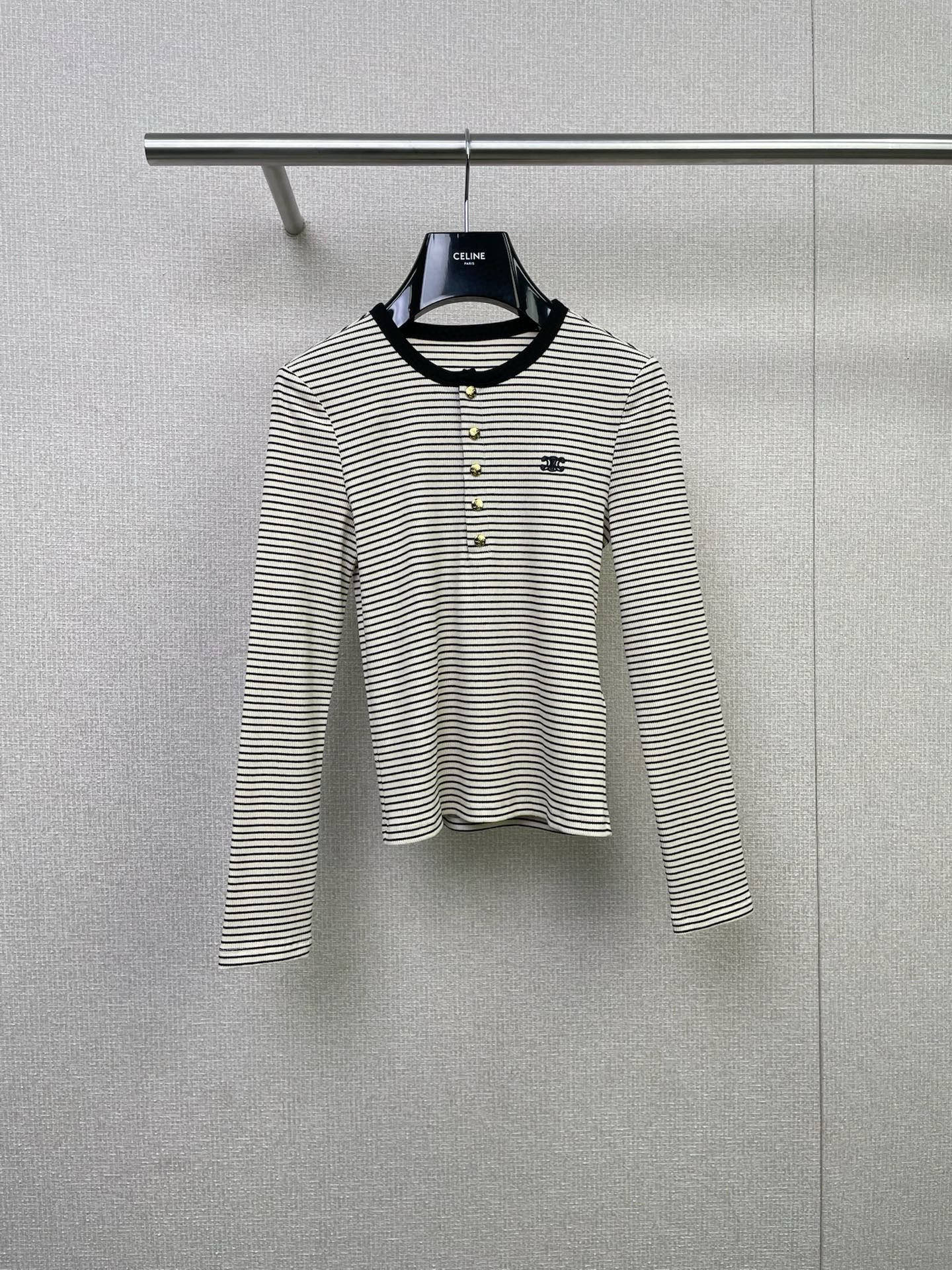 NO:486954,Celine 2025 autumn new long-sleeved base shirt, pear-shaped figure should wear more stripes, classic stripes, black and white color combination, refreshing and clean, as if dad's sea breeze was worn on his body, the slim style design is very friendly to all kinds of figures, it is not a problem to hide the flesh to make you look slim, the fleshy sisters can also go out confidently, and the body has a certain drape, the upper body will not be attached to the body, and it will not be stuffy even in summer, and it is breathable. The small details of the Henry collar reveal the delicate collarbone lines, the small sexy and a little lazy, paired with wide-leg pants, the Korean atmosphere is full, the electroplated metal shell buckle is exquisite and high-end, and you really don't miss the stripe controls, close your eyes. SML, celine, gold plating, alexander wang19860909Celine2025秋季新款长袖打底衫,梨形身材要多穿条纹哦,经典的条纹元素,黑白配色清爽又干净,仿佛爸海风穿在了身上,修身的版型设计,对各种身材都很友好,藏肉显瘦不在话下,肉肉姐妹也能自信出街,而且衣身有一定的垂坠感,上身不会贴在身上,即使夏天穿也不会闷热,透气性杠杠滴,亨利领的小细节,露出精致的锁骨线条,小性感中又带点慵懒,搭配阔腿裤,韩系氛围感拉满,电镀金属壳扣精致又高级,条纹控们真的别错过,闭眼入. 码数SML,,celine,gold plating,alexander wang,Women's clothing
