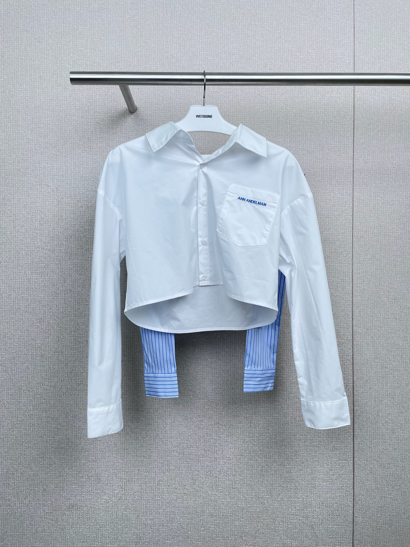 NO:486964,ANN ANDELMAN shirt is casual and versatile and fake two-piece top, the latest striped shawl fake two-piece shirt, really grows to my aesthetic point. The classic striped shirt is basic and versatile, and the same color shawl design instantly makes the overall look more layered, lazy and casual, and the atmosphere is directly full. The fabric is soft and skin-friendly, and it is comfortable and crisp. The long-sleeved design is also very suitable for the current weather. It is superb to wear alone or layer. It is gentle and elegant when paired with a skirt, and it is casual and casual and casual, and can be easily controlled in all styles. It is simply a treasure item for early autumn outfits. SML, Skirts, jeans, shirts, shawls, alexander wang19860909ANN ANDELMAN 衬衫休闲百搭假俩件短上衣,最新款的条纹披肩假两件衬衫,真的长在我审美点上了,经典条纹衬衫基础又百搭,加上同色系披肩设计,瞬间让整体造型更有层次感,慵懒又随性,氛围感直接拉满,面料柔软亲肤,穿着舒服还挺括,长袖设计也很适合现在的天气,单穿或者叠穿都超绝,搭配半身裙温柔优雅,配牛仔裤又休闲随性,各种风格都能轻松驾驭,简直是早秋穿搭的宝藏单品. 码数SML,,skirts,jeans,shirts,shawls,alexander wang,Women's clothing