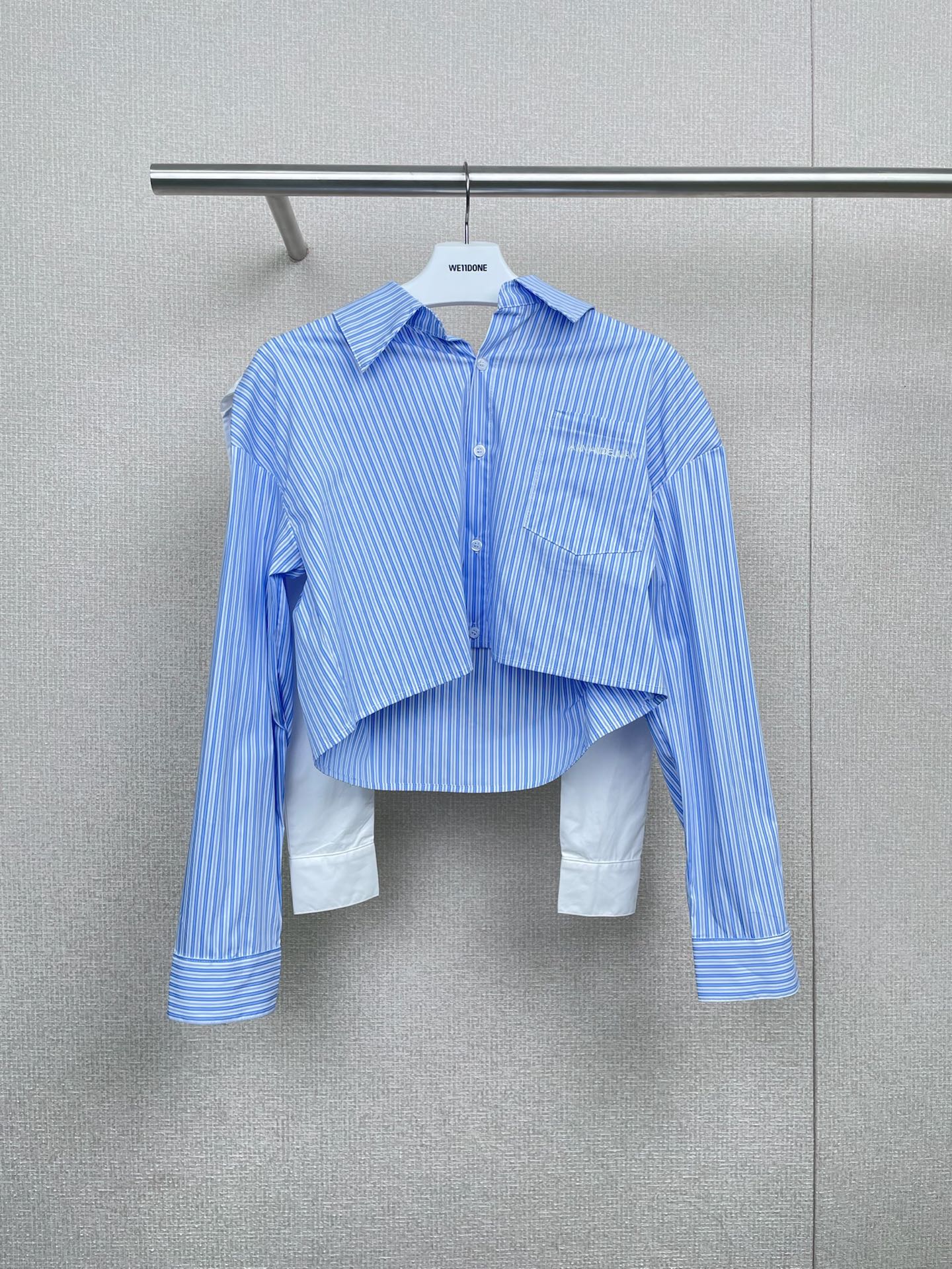 NO:486934,ANN ANDELMAN shirt is casual and versatile and fake two-piece top, the latest striped shawl fake two-piece shirt, really grows to my aesthetic point. The classic striped shirt is basic and versatile, and the same color shawl design instantly makes the overall look more layered, lazy and casual, and the atmosphere is directly full. The fabric is soft and skin-friendly, and it is comfortable and crisp. The long-sleeved design is also very suitable for the current weather. It is superb to wear alone or layer. It is gentle and elegant when paired with a skirt, and it is casual and casual and casual, and can be easily controlled in all styles. It is simply a treasure item for early autumn outfits. SML, Skirts, jeans, shirts, shawls, alexander wang19860909ANN ANDELMAN 衬衫休闲百搭假俩件短上衣,最新款的条纹披肩假两件衬衫,真的长在我审美点上了,经典条纹衬衫基础又百搭,加上同色系披肩设计,瞬间让整体造型更有层次感,慵懒又随性,氛围感直接拉满,面料柔软亲肤,穿着舒服还挺括,长袖设计也很适合现在的天气,单穿或者叠穿都超绝,搭配半身裙温柔优雅,配牛仔裤又休闲随性,各种风格都能轻松驾驭,简直是早秋穿搭的宝藏单品. 码数SML,,skirts,jeans,shirts,shawls,alexander wang,Women's clothing