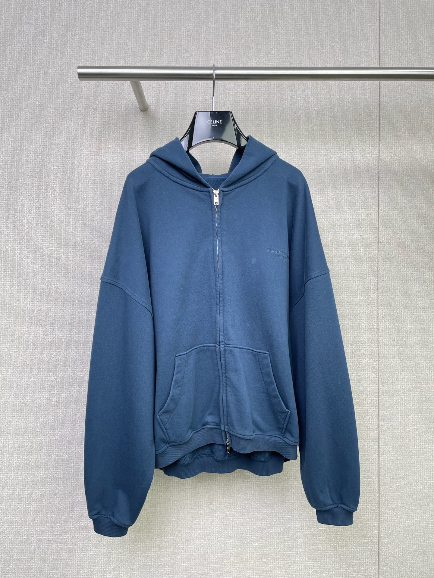 NO:486942,Alexanderwang 2025 autumn new style, ready-to-wear washing terry cotton two-way zipper sweatshirt, this jacket is too good, the double zipper design directly breaks the monotony of the outfit, and wants to pull the chest to reveal the inner layer and pull it to the end to the casual style, it will feel the atmosphere when you pull it casually, the hood and drawstring are slack, the fabric is soft and skin-friendly, with a certain thickness and drape, comfortable to wear, can give the body a good sense of wrapping, taking into account the needs of warmth and free activities, loose style, does not restrict the body, suitable for daily leisure activities, strong inclusiveness to the figure, people of different body types can wear a relaxed feeling, fit the current comfortable dressing trend, be your first hooded sweatshirt in autumn, and wear the slack feeling on your body. SML,,alexander wang,hoodie,sweatshirts,jackets &  coats, hats, alexander wang19860909Alexanderwang亚历山大王2025秋季新款,成衣水洗毛圈棉双向拉链卫衣,这外套也太会了吧,双拉链设计直接打破穿搭单调性,想拉到胸口露内搭、拉到底走休闲风,随手一拉都是氛围感,连帽加抽绳自带松弛感,面料柔软亲肤,有一定厚度与垂坠感,穿着舒适,能给予身体良好包裹感,兼顾保暖与自在活动需求,宽松版型,不束缚身体,适合日常休闲活动,对身材包容性强,不同体型人群都能穿出松弛感,契合当下舒适穿搭潮流,做你入秋第一件连帽卫衣,把松弛感穿在身上. 码数SML,,alexander wang,hoodie,sweatshirts,jackets & coats,hats,alexander wang,Women's clothing