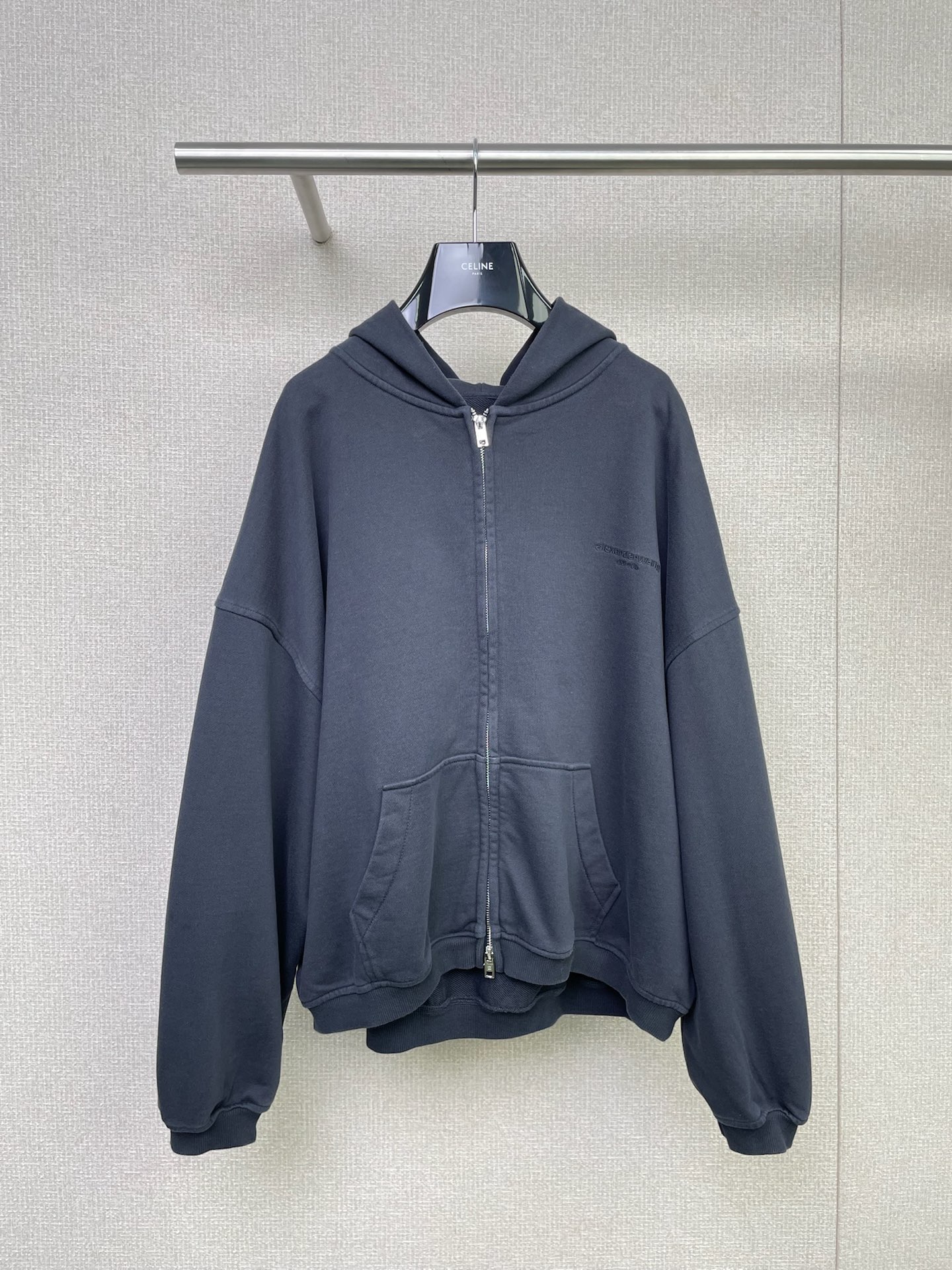 NO:486948,Alexanderwang 2025 autumn new style, ready-to-wear washing terry cotton two-way zipper sweatshirt, this jacket is too good, the double zipper design directly breaks the monotony of the outfit, and wants to pull the chest to reveal the inner layer and pull it to the end to the casual style, it will feel the atmosphere when you pull it casually, the hood and drawstring are slack, the fabric is soft and skin-friendly, with a certain thickness and drape, comfortable to wear, can give the body a good sense of wrapping, taking into account the needs of warmth and free activities, loose style, does not restrict the body, suitable for daily leisure activities, strong inclusiveness to the figure, people of different body types can wear a relaxed feeling, fit the current comfortable dressing trend, be your first hooded sweatshirt in autumn, and wear the slack feeling on your body. SML,,alexander wang,hoodie,sweatshirts,jackets &  coats, hats, alexander wang19860909Alexanderwang亚历山大王2025秋季新款,成衣水洗毛圈棉双向拉链卫衣,这外套也太会了吧,双拉链设计直接打破穿搭单调性,想拉到胸口露内搭、拉到底走休闲风,随手一拉都是氛围感,连帽加抽绳自带松弛感,面料柔软亲肤,有一定厚度与垂坠感,穿着舒适,能给予身体良好包裹感,兼顾保暖与自在活动需求,宽松版型,不束缚身体,适合日常休闲活动,对身材包容性强,不同体型人群都能穿出松弛感,契合当下舒适穿搭潮流,做你入秋第一件连帽卫衣,把松弛感穿在身上. 码数SML,,alexander wang,hoodie,sweatshirts,jackets & coats,hats,alexander wang,Women's clothing