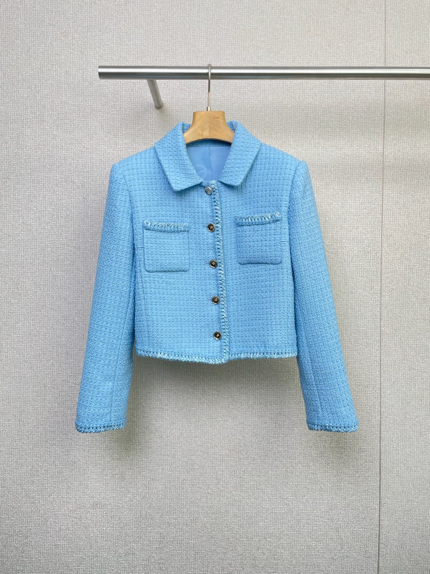 NO:486955,Chanel 2025 autumn and winter new high-spirited blue tweed jacket skirt suit, this blue little fragrance style is too amazing, it is as luxurious as the upper body is, the blue tone is too high-end, more special than classic black and white, white and elegant, with a gentle and rich sense, fine plaid + silver bright silk, slightly shining in the sun, noble but not exaggerated, handmade silver thread woven edge decoration on the neckline/plate + 5 round buttons, exquisite to the bone, short jacket + short skirt of the same color, with excellent proportions, high and slim, and small ones can also control the thick tweed fabric, which is crisp and stylish, and looks very 'expensive' at first glance, silk jacquard lining is even more high-end, and the screen is super high-end, and it feels like you are synonymous with 'elegance' when you wear it. SML  jacket, chanel, skirts, jackets & coats, real silk, alexander wang19860909Chanel2025秋冬新款高智风蓝色粗花呢外套半裙套装,这套蓝色小香风也太绝了吧,一上身直接贵气拉满,蓝色调太高级了,比经典黑白更特别,显白又气质,自带温柔千金感,细密格纹 + 银色亮丝,阳光下微微闪光,贵气但不浮夸,领口/门襟的手工银线编条包边装饰 + 5颗圆润纽扣,精致到骨子里,短款外套+同色短裙,比例超好,显高显瘦,小个子也能驾驭,粗花呢面料挺括有型,一看就很“贵”,真丝提花内衬更是高级感直接溢出屏幕,一套搞定、约会、通勤、下午茶、穿上它感觉自己是行走的“优雅”代名词. 码数SML 外套,,chanel,skirts,jackets & coats,real silk,alexander wang,Women's clothing