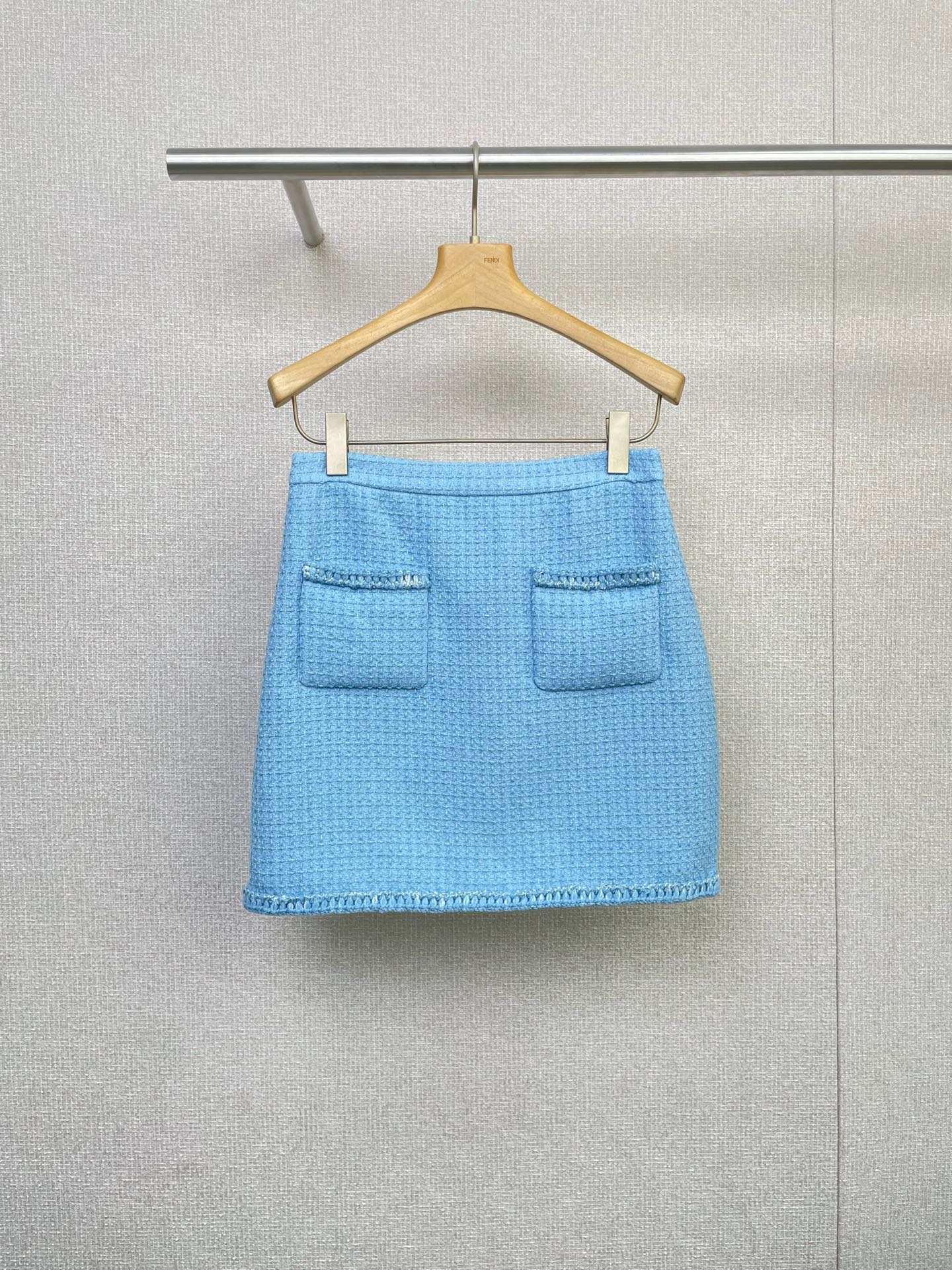 NO:486965,Chanel 2025 autumn and winter new high-spirited blue tweed jacket skirt suit, this blue little fragrance style is too amazing, it is as luxurious as the upper body is, the blue tone is too high-end, more special than classic black and white, white and elegant, with a gentle and rich sense, fine plaid + silver bright silk, slightly shining in the sun, noble but not exaggerated, handmade silver thread woven edge decoration on the neckline/plate + 5 round buttons, exquisite to the bone, short jacket + short skirt of the same color, with excellent proportions, high and slim, and small ones can also control the thick tweed fabric, which is crisp and stylish, and looks very 'expensive' at first glance, silk jacquard lining is even more high-end, and the screen is super high-end, and it feels like you are synonymous with 'elegance' when you wear it. SML  jacket P skirt, chanel skirts, jackets & coats, real silk, alexander wang19860909Chanel2025秋冬新款高智风蓝色粗花呢外套半裙套装,这套蓝色小香风也太绝了吧,一上身直接贵气拉满,蓝色调太高级了,比经典黑白更特别,显白又气质,自带温柔千金感,细密格纹 + 银色亮丝,阳光下微微闪光,贵气但不浮夸,领口/门襟的手工银线编条包边装饰 + 5颗圆润纽扣,精致到骨子里,短款外套+同色短裙,比例超好,显高显瘦,小个子也能驾驭,粗花呢面料挺括有型,一看就很“贵”,真丝提花内衬更是高级感直接溢出屏幕,一套搞定、约会、通勤、下午茶、穿上它感觉自己是行走的“优雅”代名词. 码数SML 外套P半裙,,chanel,skirts,jackets & coats,real silk,alexander wang,Women's clothing