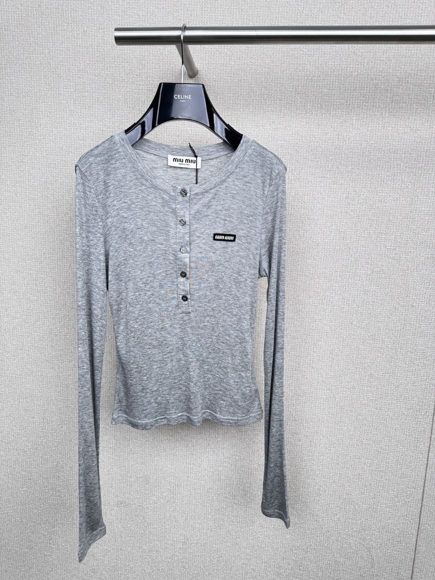 NO:491586,MiuMiu 2025 autumn and winter new Tensil wool wool trunk bottoming long sleeves, early autumn needs, this Tensil wool base shirt makes the 'skin-sticking feeling' clear, who knows it!  Find a 'comfortable and decent' base shirt. Until I met this Tennis wool T, I realized that the base can be worn like a filter. The Tennis plus wool double buff is full. The silky feeling of Tennis + the warmth of the wool. The skin is instantly wrapped like a cloud. It will not tie the neck like pure wool, and it will have more drape and high-end feeling than ordinary cotton T. It will be breathable in early autumn and will not be stuffy, and it will not be bloated when cooling down and layered. It is simply a 'air-feeling base' template. It looks like a basic round neck long sleeve, which is solid.  It hides the slimming code, the neckline is curved just right, and the neck is not tied can quietly modify the trapezoid muscles. The cuffs are slightly closed but not tight. The wrinkles when raising your hand are all casual and beautiful. They are slim but not stick to the flesh. The slightly loose lines make the body curve look even more outstanding, and the hidden flesh shows temperament. Wearing alone with jeans = a relaxed and beautiful beauty. Wearing with suits or knitted cardigans = exquisite hanging in the workplace, or even layered in a sweatshirt, revealing a little cuff edge, and the layering is directly full. The 'universal puzzle' missing in the early autumn wardrobe is it.  SML P,,miumiu,hoodie,sweatshirts,jeans,business suit,alexander wang19860909MiuMiu2025秋冬新款天丝羊毛开筒打底长袖,早秋刚需,这件天丝羊毛打底衫把“贴肤感”玩明白了,谁懂啊！找一件「舒服又体面」的打底衫,直到遇到这件天丝羊毛T,才发现原来打底也能穿得像自带滤镜,天丝加羊毛双重buff叠满,天丝的丝滑感+羊毛的温润感,贴肤瞬间像被云朵轻轻裹住,既不会像纯羊毛那样扎脖子,又比普通棉T多了份垂坠高级感,早秋单穿透气不闷,降温叠穿也不会臃肿,简直是“空气感打底”模板,看似基础的圆领长袖,实则藏着显瘦密码,领口弧度刚好,不勒脖子还能悄悄修饰斜方肌,袖口微收但不紧绷,抬手时的褶皱都透着随性美,修身但不贴肉,微微宽松的线条把身材曲线衬得更绝,藏肉又显气质,单穿配牛仔裤=松弛感美人本美,外搭西装或针织开衫=职场精致挂,甚至叠穿在卫衣里,露出一点袖口边边,层次感直接拉满,早秋衣橱缺的“万能拼图”,就是它了. 码数SML P,,miumiu,hoodie,sweatshirts,jeans,business suit,alexander wang,Women's clothing