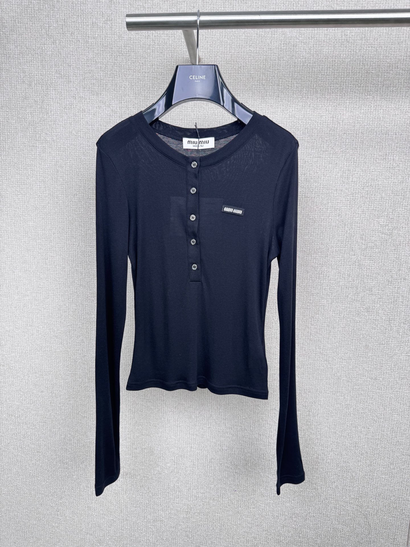 NO:491596,MiuMiu 2025 autumn and winter new Tensil wool wool trunk bottoming long sleeves, early autumn needs, this Tensil wool base shirt makes the 'skin-sticking feeling' clear, who knows it!  Find a 'comfortable and decent' base shirt. Until I met this Tennis wool T, I realized that the base can be worn like a filter. The Tennis plus wool double buff is full. The silky feeling of Tennis + the warmth of the wool. The skin is instantly wrapped like a cloud. It will not tie the neck like pure wool, and it will have more drape and high-end feeling than ordinary cotton T. It will be breathable in early autumn and will not be stuffy, and it will not be bloated when cooling down and layered. It is simply a 'air-feeling base' template. It looks like a basic round neck long sleeve, and it is solid.  It hides the slimming code, the neckline is just right, and the neck is not tied, and the trapezoids can be quietly modified. The cuffs are slightly closed but not tight. The wrinkles when raising your hand are all casual and beautiful. They are slim but not stick to the flesh. The slightly loose lines make the body curve look even more outstanding, and the hidden flesh shows temperament. Wearing alone with jeans = a relaxed and beautiful beauty. Wearing a suit or knitted cardigan = exquisite hanging in the workplace, or even layered in a sweatshirt, revealing a little cuff edge, and the layering is directly full. The 'universal puzzle' missing in the early autumn wardrobe is it.  SML, miumiu, hoodie, sweatshirts, jeans, business suit, alexander wang19860909MiuMiu2025秋冬新款天丝羊毛开筒打底长袖,早秋刚需,这件天丝羊毛打底衫把“贴肤感”玩明白了,谁懂啊！找一件「舒服又体面」的打底衫,直到遇到这件天丝羊毛T,才发现原来打底也能穿得像自带滤镜,天丝加羊毛双重buff叠满,天丝的丝滑感+羊毛的温润感,贴肤瞬间像被云朵轻轻裹住,既不会像纯羊毛那样扎脖子,又比普通棉T多了份垂坠高级感,早秋单穿透气不闷,降温叠穿也不会臃肿,简直是“空气感打底”模板,看似基础的圆领长袖,实则藏着显瘦密码,领口弧度刚好,不勒脖子还能悄悄修饰斜方肌,袖口微收但不紧绷,抬手时的褶皱都透着随性美,修身但不贴肉,微微宽松的线条把身材曲线衬得更绝,藏肉又显气质,单穿配牛仔裤=松弛感美人本美,外搭西装或针织开衫=职场精致挂,甚至叠穿在卫衣里,露出一点袖口边边,层次感直接拉满,早秋衣橱缺的“万能拼图”,就是它了. 码数SML,,miumiu,hoodie,sweatshirts,jeans,business suit,alexander wang,Women's clothing