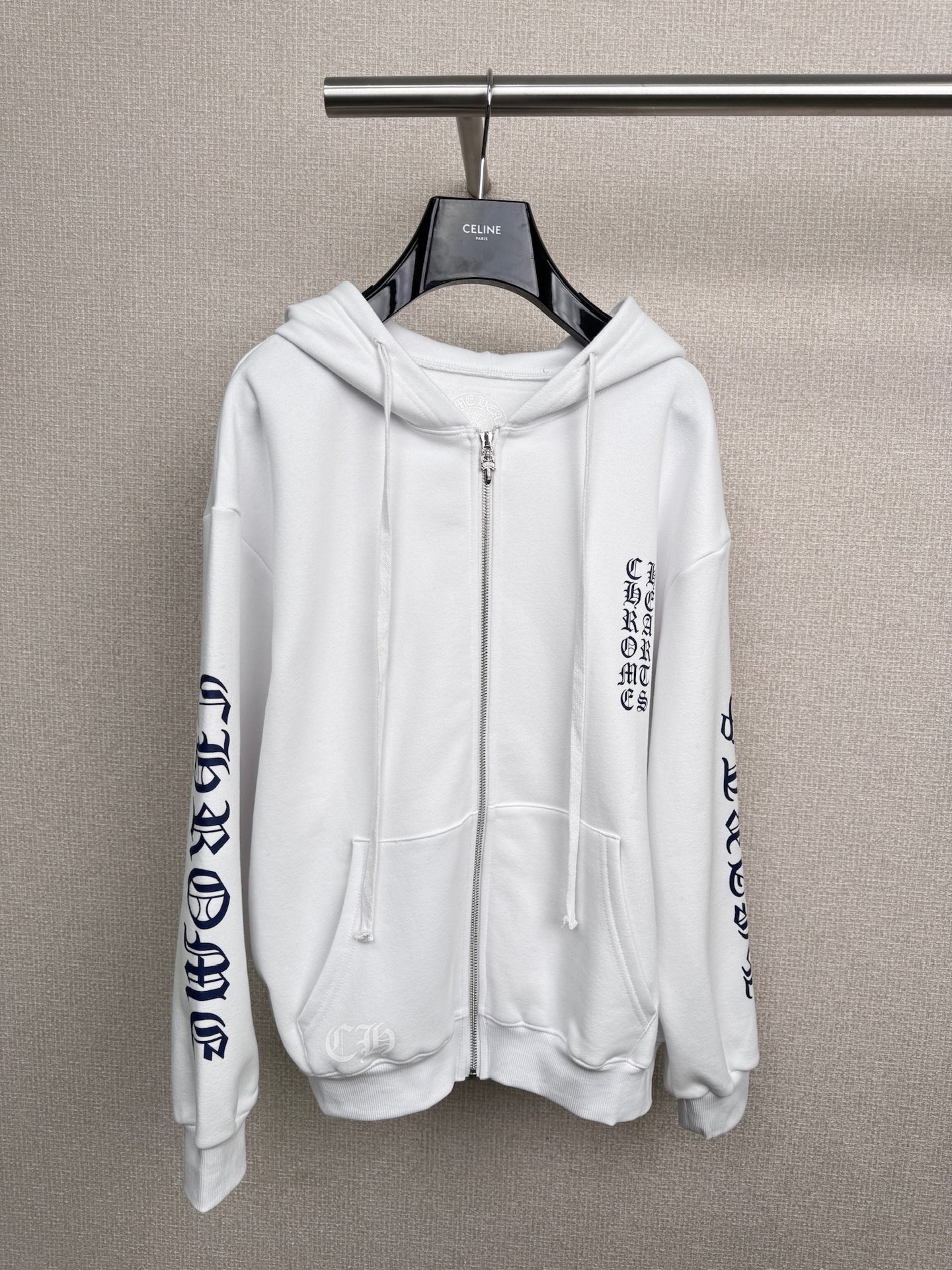 NO:491624,Chrome hearts Croxin City Limited Horseshoe Letter Zipper Sweatshirt, this Croxin Hooded Zipper Sweatshirt really hits all my imagination of 'dark sweet and cool'. The collision of black background + blue prints is so amazing. The print behind it is spicy and cool, the letters and crosses on the sleeves are full of details. When you wear it, you will directly transform into a subculture sweet and cool girl. Croxin's hardware and old-fashioned feel are always online. The zipper and neckline marks are very textured. The oversize style is friendly to all figures. It is very good to wear it alone or layer it. It is a short skirt that goes to a sweet and spicy style, and it can be used to wear it on the street with a cool and cool feeling. It is easy to switch style. This dark design with a little girly heart in it is really hard not to love. It is super eye-catching when wearing it at a music festival or daily outing. It is the happiness of finding treasures. Sweet and cool girls can rush.  SML, versace, chrome hearts, chrome hearts, hoodie, sweatshirts, skirts, jeans, hats, alexander wang19860909Chrome hearts 克罗心城市限定马蹄字母拉链卫衣,这件克罗心连帽拉链卫衣真的戳中我对“暗黑甜酷”的所有想象,黑底+蓝色系印花的碰撞太绝了,背后的印花又辣又飒,袖子上的字母和十字花细节满满,穿上直接变身亚文化甜酷妹,克罗心的五金和做旧感一直很在线,这件的拉链和领口标都很有质感,oversize版型对各种身材都友好,单穿或者叠穿都很出片,配短裙走甜辣风,搭牛仔裤又能走街头潮酷感,风格切换自如,这种暗黑里带点少女心的设计真的很难不爱,穿去音乐节或者日常出街都超吸睛,属于是挖到宝的快乐,甜酷女孩们可以冲了. 码数SML,,versace,chrome hearts,chrome hearts,hoodie,sweatshirts,skirts,jeans,hats,alexander wang,Women's clothing