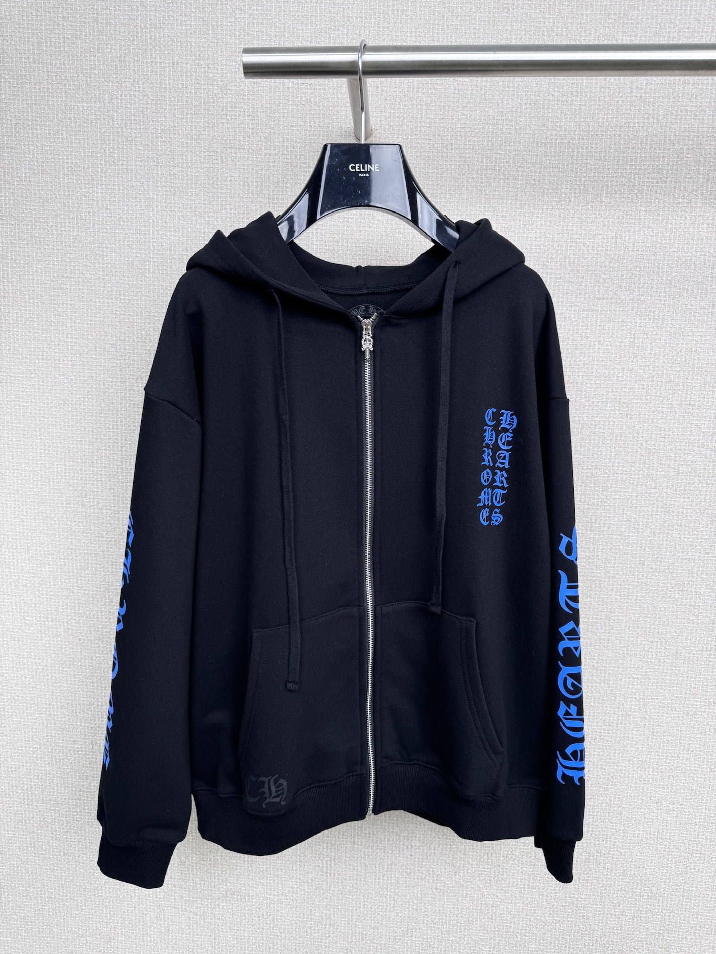 NO:491637,Chrome hearts Croxin City Limited Horseshoe Letter Zipper Sweatshirt, this Croxin Hooded Zipper Sweatshirt really hits all my imagination of 'dark sweet and cool'. The collision of black background + blue prints is so amazing. The print behind it is spicy and cool, the letters and crosses on the sleeves are full of details. When you wear it, you will directly transform into a subculture sweet and cool girl. Croxin's hardware and old-fashioned feel are always online. The zipper and neckline marks are very textured. The oversize style is friendly to all figures. It is very good to wear it alone or layer it. It is a short skirt that goes to a sweet and spicy style, and it can be used to wear it on the street with a cool and cool feeling. It is easy to switch style. This dark design with a little girly heart in it is really hard not to love. It is super eye-catching when wearing it at a music festival or daily outing. It is the happiness of finding treasures. Sweet and cool girls can rush.  SML, versace, chrome hearts, chrome hearts, hoodie, sweatshirts, skirts, jeans, hats, alexander wang19860909Chrome hearts 克罗心城市限定马蹄字母拉链卫衣,这件克罗心连帽拉链卫衣真的戳中我对“暗黑甜酷”的所有想象,黑底+蓝色系印花的碰撞太绝了,背后的印花又辣又飒,袖子上的字母和十字花细节满满,穿上直接变身亚文化甜酷妹,克罗心的五金和做旧感一直很在线,这件的拉链和领口标都很有质感,oversize版型对各种身材都友好,单穿或者叠穿都很出片,配短裙走甜辣风,搭牛仔裤又能走街头潮酷感,风格切换自如,这种暗黑里带点少女心的设计真的很难不爱,穿去音乐节或者日常出街都超吸睛,属于是挖到宝的快乐,甜酷女孩们可以冲了. 码数SML,,versace,chrome hearts,chrome hearts,hoodie,sweatshirts,skirts,jeans,hats,alexander wang,Women's clothing