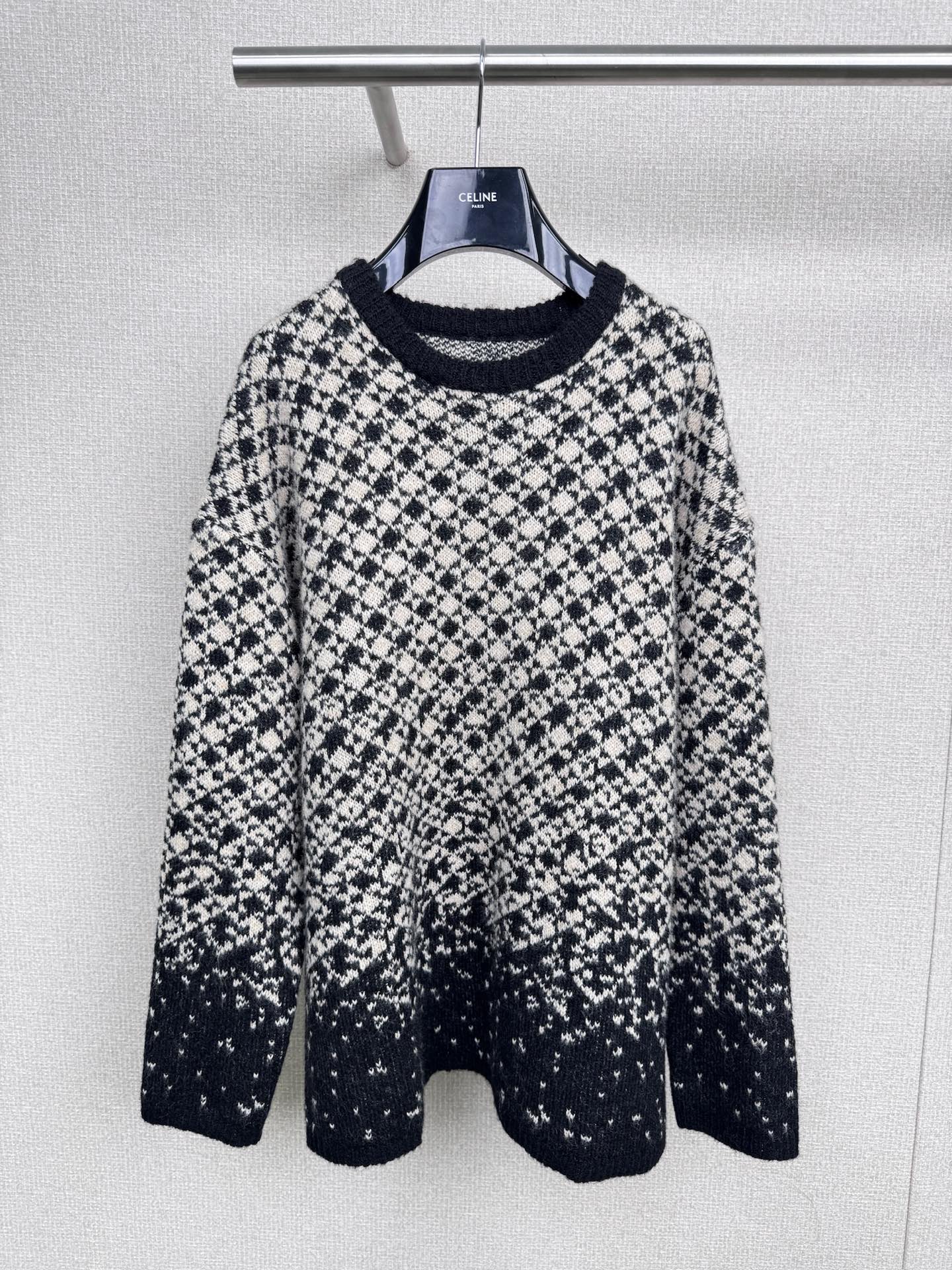 NO:491668,MM6 Magila 2025 autumn and winter new gradient diamond-shaped loose sweater, gradient plaid sweater is too good, the upper part is regular plaid, the lower part is gradient smudged, retro and fashionable, breaking the monotony, the black and white color combination is always passed down, and nothing goes wrong, early autumn layering is also excellent, loose style is friendly to all kinds of figures, hide flesh to make you look slim, lazy feeling is full, single layering is OK, straight jeans + loafers + tote bag, workplace atmosphere beauty, wide-leg sports pants + dad shoes + wool hat, casual and eye-catching, high-waisted umbrella skirt + Mary Jane shoes + silk scarf, French movie heroine feels like a visual, addicted to 'buy less and wear fine', this knitted piece has grasped all the retro, slack and practical wear, pre-sized style of the early autumn wardrobe C-position, which combination, sisters think, is the best match for you?  Come pick your style. SML, masion margiela,masion margiela,loafers,mary jane,totes,skirts,jeans,sweaters,hats,alexander wang19860909MM6马吉拉2025秋冬新款渐变菱格纹宽松款毛衣,渐变格纹针织衫太会了,上半部分规整格纹,下半部分渐变晕染,复古又时髦,打破单调感,黑白配色经典永流传,搭啥都不踩雷,早秋叠穿也很绝,宽松版型对各种身材友好,藏肉显瘦,慵懒感拉满,单穿叠穿都OK,配直筒牛仔裤+乐福鞋+托特包,职场氛围美人,搭阔腿运动裤+老爹鞋+毛线帽,逛展局随性又吸睛,配高腰伞裙+玛丽珍鞋+丝巾,法式电影女主即视感,沉迷 “少买精穿” ,这件针织把复古、松弛、实穿性全拿捏了,早秋衣柜C位预定款,姐妹们觉得哪种搭配最戳你？快来pick你的风格. 码数SML,,masion margiela,masion margiela,loafers,mary jane,totes,skirts,jeans,sweaters,hats,alexander wang,Women's clothing