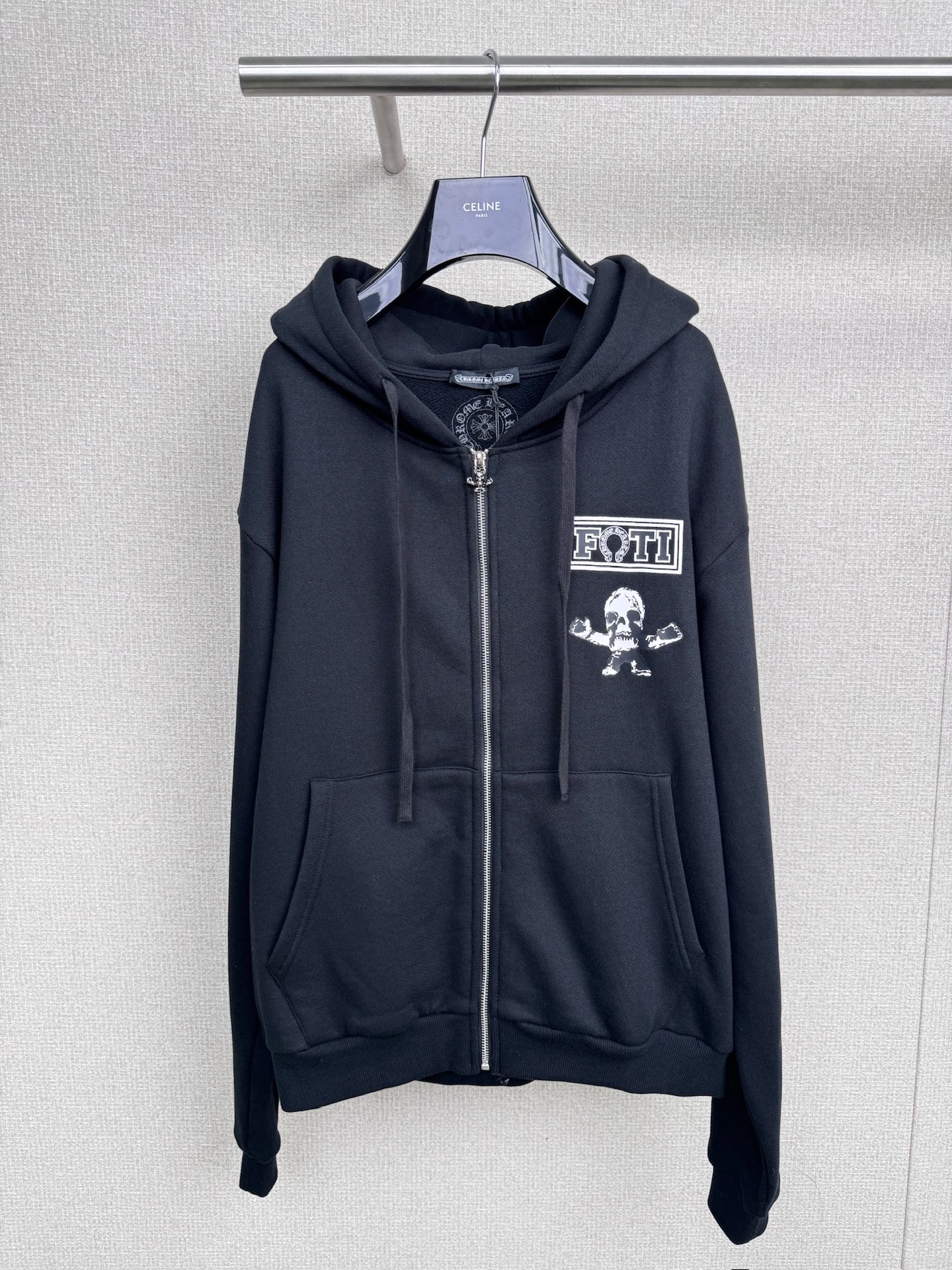NO:491682,Chrome  Hearts Croxin's new 2025 autumn Foti Skull Nine Palaces Grid Hoodie Guard, this Croxin hooded zipper sweatshirt really hits all my imagination of 'dark sweet and cool'. The collision of black background and colored skull prints is so amazing. The graffiti style skull print behind it is spicy and cool, the letters and crosses on the sleeves are full of details. When you wear it, you will directly transform into a subculture sweet and cool girl. Croxin's hardware and old-fashioned feel are always online. The zipper and neckline marks are very textured. The oversize style is friendly to all figures. It is very good to wear it alone or layer it. It is a short skirt that goes to a sweet and spicy style, and it can be used to wear it on the street with a cool and cool feeling. It is easy to switch style. This dark design with a little girly heart in it is really hard not to love. It is super eye-catching when wearing it at a music festival or daily outing. It is the happiness of digging treasures. Sweet and cool girls can rush.  SML, versace, chrome hearts, chrome hearts, hoodie, sweatshirts, skirts, jeans, hats, alexander wang19860909Chrome Hearts克罗心2025秋季新款Foti骷髅九宫格拉链帽衫卫,这件克罗心连帽拉链卫衣真的戳中我对“暗黑甜酷”的所有想象,黑底加彩色系骷髅印花的碰撞太绝了,背后的涂鸦风骷髅印花又辣又飒,袖子上的字母和十字花细节满满,穿上直接变身亚文化甜酷妹,克罗心的五金和做旧感一直很在线,这件的拉链和领口标都很有质感,oversize版型对各种身材都友好,单穿或者叠穿都很出片,配短裙走甜辣风,搭牛仔裤又能走街头潮酷感,风格切换自如,这种暗黑里带点少女心的设计真的很难不爱,穿去音乐节或者日常出街都超吸睛,属于是挖到宝的快乐,甜酷女孩们可以冲了. 码数SML,,versace,chrome hearts,chrome hearts,hoodie,sweatshirts,skirts,jeans,hats,alexander wang,Women's clothing
