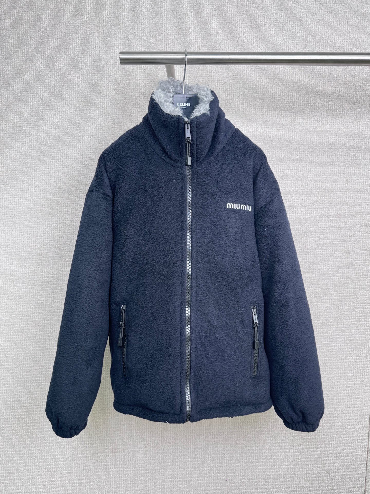 NO:491647,MiuMiu 2025 autumn and winter new lamb wool collar wool cotton jacket, autumn and winter new favorite is like a walking stove, with its own heating attributes, and it can easily cope with the sudden drop in temperature. Warm is softer than wool and cotton. Its touch is softer and rich as clouds, with plump and fluffy particles and not easy to shed and pill. It has a delicate velvet warm temperament and a full touch. The upper body is very skin-friendly and soft but not collapsed, warm and light, and it is not bound to wear, allowing the body to be freely immersed in the most slack clothes. Free, casual and lazy, you can hold it. The furry texture is like wrapping clouds on your body. It is soft and super white. It looks very white when you wear it directly. It has it in autumn and winter, and it is warm and beautiful. SML,,miumiu,alexander wang19860909MiuMiu2025秋冬新款羊羔毛领摇粒绒棉服,秋冬新宠像个行走的火炉,自带发热属性,轻松应对骤降的温度,暖比羊毛柔比棉花,其触感云朵般软绵而丰富,颗粒饱满蓬松而又不易掉毛起球,有着细腻绒暖的气质和丰盈的手感,上身很亲肤软而不塌,暖和轻便,穿着没有束缚感,让身体自由随性沉浸在最巨松弛感的衣服里,自由、率性、慵懒妥妥拿捏住啦,毛茸茸的质感,像把云朵裹在身上,软乎乎超好rua,颜色巨显白,穿上直接冷白皮既视感,秋冬有它,温暖与颜值全都要. 码数SML,,miumiu,alexander wang,Women's clothing