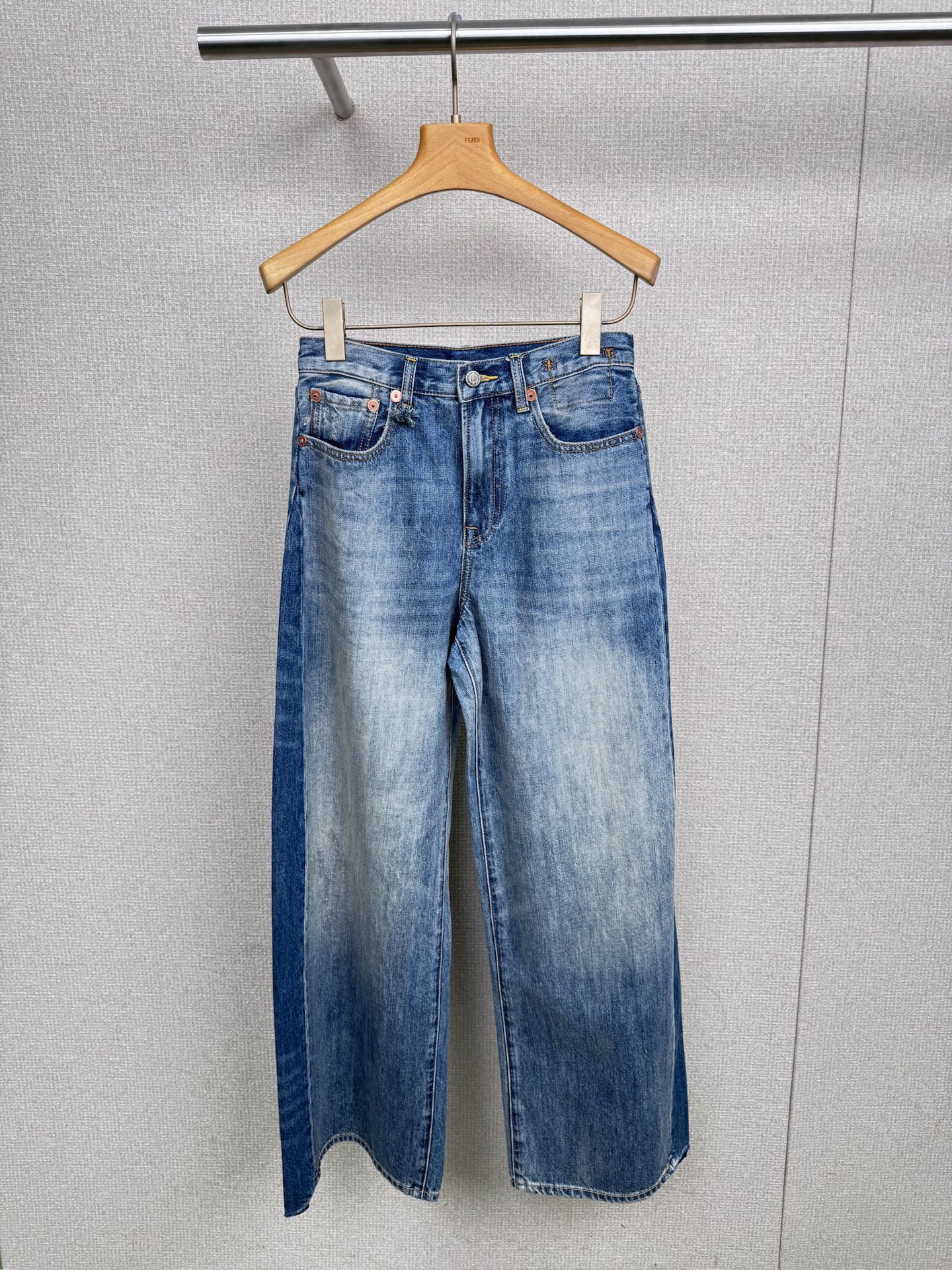 NO:491663,R13 new D’Arcy color-blocked loose wide-leg five-pocket jeans, the extended version of R13 classic loose D’Arcy style is made of 12 ounces Japanese denim fabric, with the two sides of the trouser legs widened to create an exaggerated wide trouser silhouette and add tension to the styling. After moderate retro indigo washing, it presents a natural and old texture; the splicing parts on both sides are darker tones, forming a low-key but eye-catching contrasting layering. The dark denim splicing is super design-like, and the trouser legs are wide and loose, writing 'lazy and casual' on the legs, and the fashionable feeling of walking is full, making it look taller and thinner, and the pear-shaped figure is ecstatic. SML, jeans, alexander wang19860909R13新款D’Arcy拼色宽松阔腿五口袋牛仔裤,R13经典宽松D'Arcy 款的延伸版,采用12盎司日本牛仔布面料,裤腿两侧拼接加宽设计,打造出更加夸张的宽裤廓形,增添造型张力.经过中度复古靛蓝水洗处理,呈现自然旧化质感；两侧拼接部分则选用更深色调牛仔面料,形成低调但醒目的撞色层次感,深浅牛仔拼接超有设计感,裤管宽宽松松,把“慵懒随性”写在腿上,走路带风的时髦感拉满,显高显瘦还藏肉,梨形身材狂喜. 码数SML,,jeans,alexander wang,Women's clothing