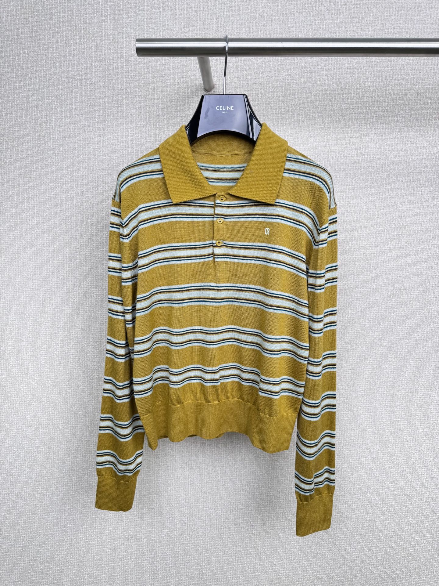 NO:491677,Grove 25 early autumn new versatile simple style striped polo collar long-sleeved knit sweater T-shirt top, comfortable and beautiful in autumn, POLO collar + short cut + contrasting stripes, slack and fashionable, POLO trick comes with a retro filter, slightly exposing the collarbone, making it look slim and elegant, grasping the 'intellectual outfit' atmosphere in one second, short high-waist design, precisely stuck at the thinnest position of the waist, with wide-leg pants, directly pulling out three to seven minutes proportions, small sisters are ecstatic, dark brown + light blue stripes, high-end color matching, not coin-fitting, and comfortable to wear, knitted fabric soft and glutinous skin-friendly spring and autumn single layering, sisters who lack basic styles in the wardrobe will not lose their eyes. SML, tees, t-shirt, alexander wang19860909Grove 25早秋新款百搭简约风条纹polo领长袖针织衫T恤上衣,入秋这样穿舒适又好看,POLO领+短款剪裁+撞色条纹,松弛感和时髦度直接拉满,POLO小心机自带复古滤镜,微微露出锁骨,显瘦又显气质,一秒拿捏“知识分子穿搭”氛围,短款高腰设计,精准卡在腰最细的位置,配阔腿裤直接拉出三七分比例,小个子姐妹狂喜,深棕+浅蓝条纹,配色高级不撞款,贴身穿也舒服到飞起,针织面料软糯亲肤春秋单穿叠穿都绝绝子,衣柜里缺基础款的姐妹闭眼入不亏.码数SML,,tees，t-shirt,alexander wang,Women's clothing