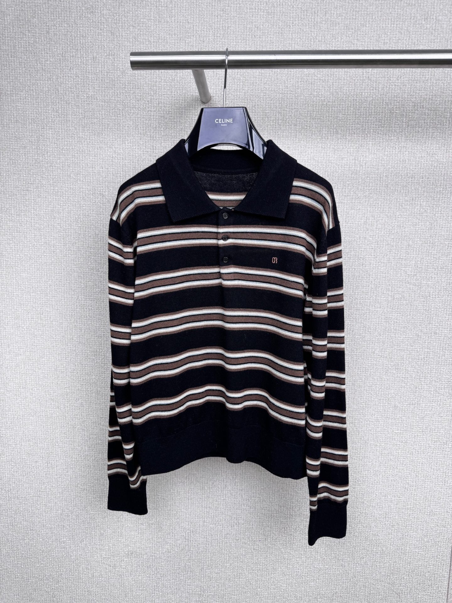 NO:491691,Grove 25 early autumn new versatile simple style striped polo collar long-sleeved knit sweater T-shirt top, comfortable and beautiful in autumn, POLO collar + short cut + contrasting stripes, slack and fashionable, POLO trick comes with a retro filter, slightly exposing the collarbone, making it look slim and elegant, grasping the 'intellectual outfit' atmosphere in one second, short high-waist design, precisely stuck at the thinnest position of the waist, with wide-leg pants, directly pulling out three to seven minutes proportions, small sisters are ecstatic, dark brown + light blue stripes, high-end color matching, not coin-fitting, and comfortable to wear, knitted fabric soft and glutinous skin-friendly spring and autumn single layering, sisters who lack basic styles in the wardrobe will not lose their eyes. SML, tees, t-shirt, alexander wang19860909Grove 25早秋新款百搭简约风条纹polo领长袖针织衫T恤上衣,入秋这样穿舒适又好看,POLO领+短款剪裁+撞色条纹,松弛感和时髦度直接拉满,POLO小心机自带复古滤镜,微微露出锁骨,显瘦又显气质,一秒拿捏“知识分子穿搭”氛围,短款高腰设计,精准卡在腰最细的位置,配阔腿裤直接拉出三七分比例,小个子姐妹狂喜,深棕+浅蓝条纹,配色高级不撞款,贴身穿也舒服到飞起,针织面料软糯亲肤春秋单穿叠穿都绝绝子,衣柜里缺基础款的姐妹闭眼入不亏.码数SML,,tees，t-shirt,alexander wang,Women's clothing