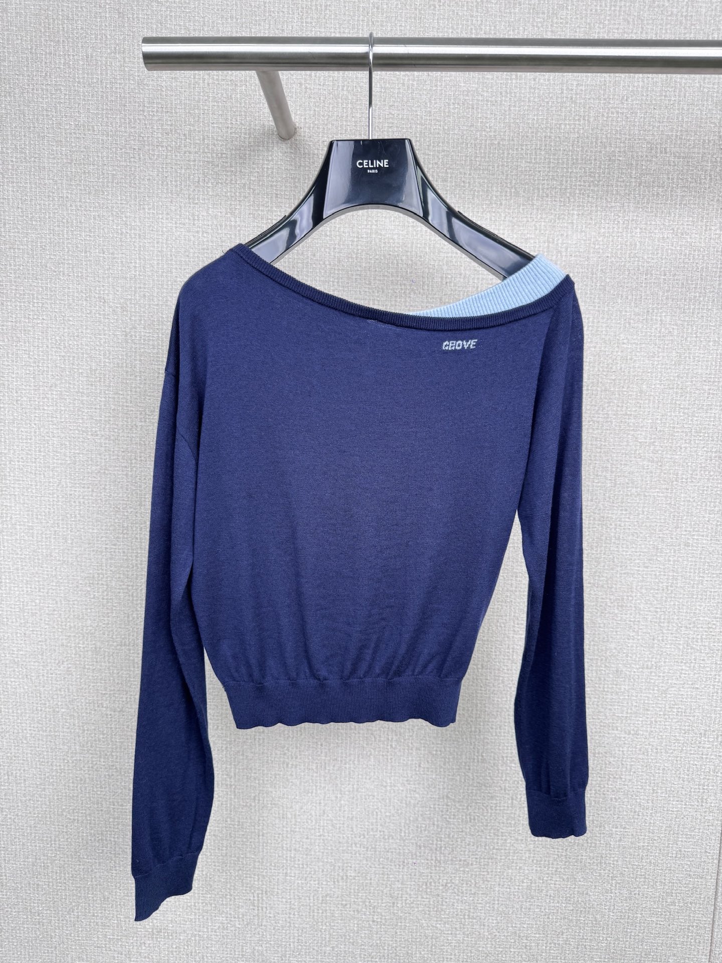 NO:493293,GROVE2025FW autumn new long-sleeved off-shoulder pullover sweater, this autumn lazy three-shoulder sweater is amazing, retro blue, gentle and eye-catching, as if wearing the warm autumn sun on your body. The off-shoulder design is super tricky, inadvertently revealing the delicate collarbone, sexy and charming, loose pullover style, not picky about the figure, hide the flesh and make you look slim, with a lazy and casual atmosphere, soft and skin-friendly fabric, super comfortable to wear with close body, and super versatile, it can easily create a retro and fashionable style whether it is matched with jeans or skirts. Size SML, skirts, jeans, alexander wang19860909GROVE2025FW秋季新款长袖斜肩套头针织衫,这件秋季慵懒三斜肩针织衫绝了,复古的蓝色,温柔又吸睛,仿佛将秋日暖阳穿在身上,斜肩设计超有小心机,不经意间露出精致锁骨,性感又迷人,宽松套头的款式,不挑身材,藏肉显瘦,自带慵懒随性的氛围感,面料软糯亲肤,贴身穿超级舒服,而且百搭性超强,无论是搭配牛仔裤还是半身裙,都能轻松打造复古时尚风. 码数SML,,skirts,jeans,alexander wang,Women's clothing