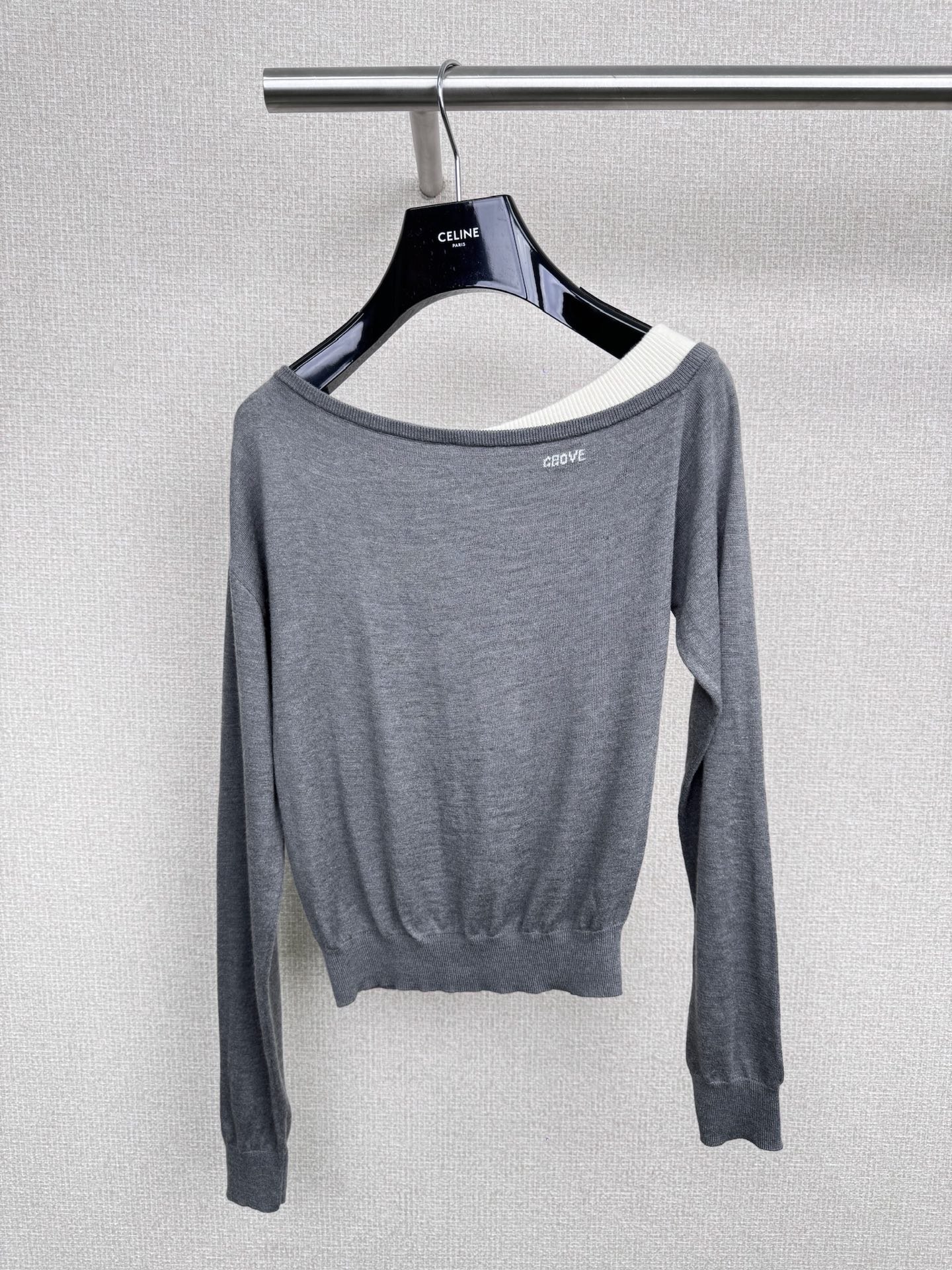 NO:493261,GROVE2025FW autumn new long-sleeved off-shoulder pullover sweater, this autumn lazy three-shoulder sweater is amazing, retro blue, gentle and eye-catching, as if wearing the warm autumn sun on your body. The off-shoulder design is super tricky, inadvertently revealing the delicate collarbone, sexy and charming, loose pullover style, not picky about the figure, hide the flesh and make you look slim, with a lazy and casual atmosphere, soft and skin-friendly fabric, super comfortable to wear with close body, and super versatile, it can easily create a retro and fashionable style whether it is matched with jeans or skirts. Size SML, skirts, jeans, alexander wang19860909GROVE2025FW秋季新款长袖斜肩套头针织衫,这件秋季慵懒三斜肩针织衫绝了,复古的蓝色,温柔又吸睛,仿佛将秋日暖阳穿在身上,斜肩设计超有小心机,不经意间露出精致锁骨,性感又迷人,宽松套头的款式,不挑身材,藏肉显瘦,自带慵懒随性的氛围感,面料软糯亲肤,贴身穿超级舒服,而且百搭性超强,无论是搭配牛仔裤还是半身裙,都能轻松打造复古时尚风. 码数SML,,skirts,jeans,alexander wang,Women's clothing