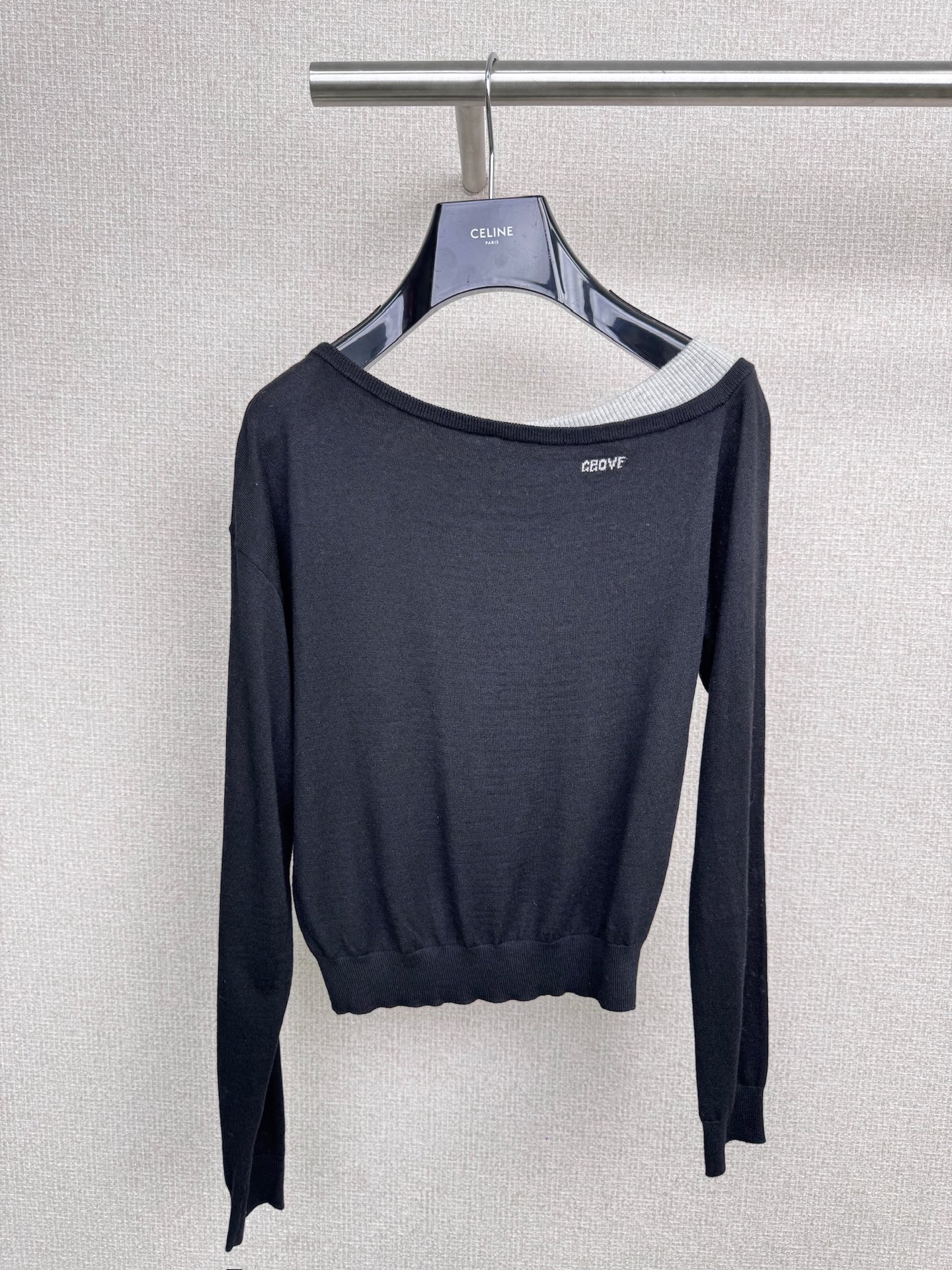 NO:493271,GROVE2025FW autumn new long-sleeved off-shoulder pullover sweater, this autumn lazy three-shoulder sweater is amazing, retro blue, gentle and eye-catching, as if wearing the warm autumn sun on your body. The off-shoulder design is super tricky, inadvertently revealing the delicate collarbone, sexy and charming, loose pullover style, not picky about the figure, hide the flesh and make you look slim, with a lazy and casual atmosphere, soft and skin-friendly fabric, super comfortable to wear with close body, and super versatile, it can easily create a retro and fashionable style whether it is matched with jeans or skirts. Size SML, skirts, jeans, alexander wang19860909GROVE2025FW秋季新款长袖斜肩套头针织衫,这件秋季慵懒三斜肩针织衫绝了,复古的蓝色,温柔又吸睛,仿佛将秋日暖阳穿在身上,斜肩设计超有小心机,不经意间露出精致锁骨,性感又迷人,宽松套头的款式,不挑身材,藏肉显瘦,自带慵懒随性的氛围感,面料软糯亲肤,贴身穿超级舒服,而且百搭性超强,无论是搭配牛仔裤还是半身裙,都能轻松打造复古时尚风. 码数SML,,skirts,jeans,alexander wang,Women's clothing
